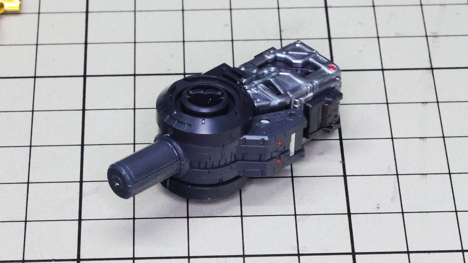 シルバーのサブフレームを取り付けます