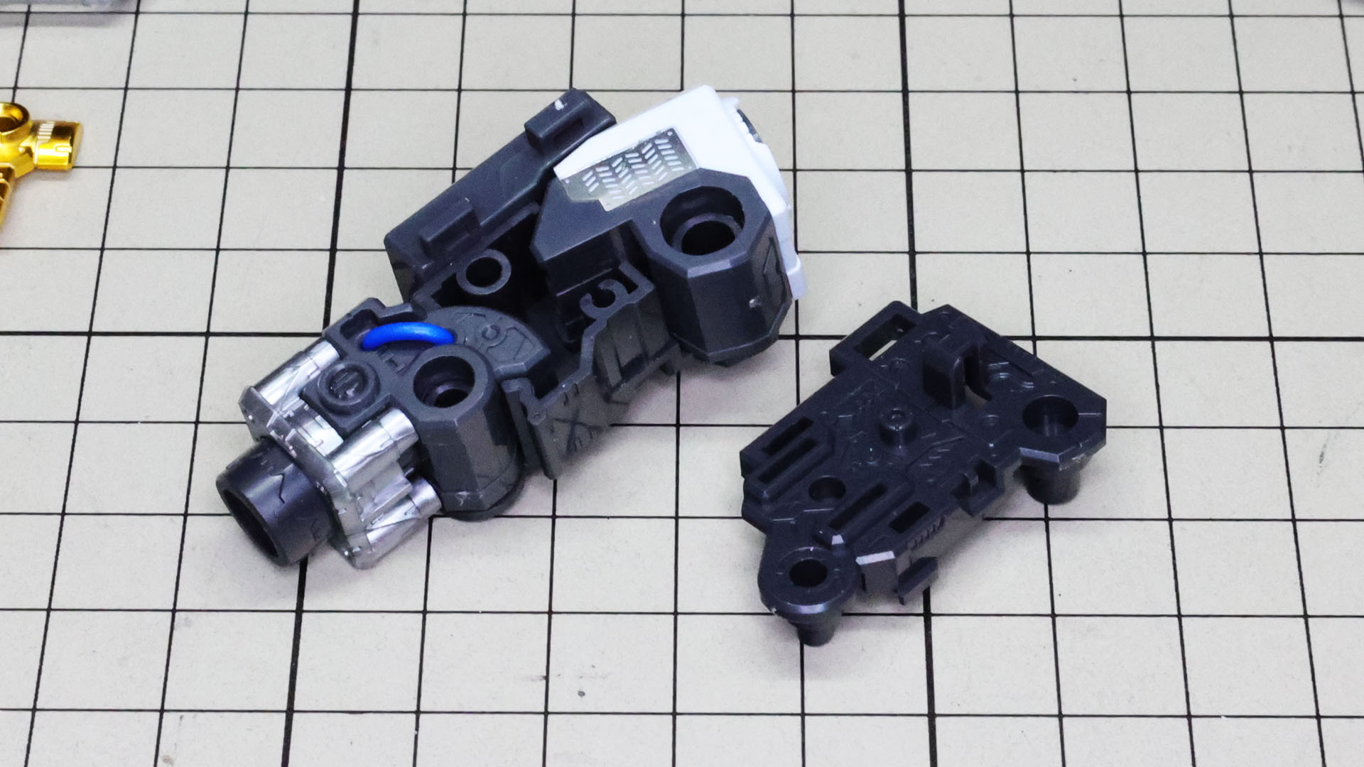 前腕のメカフレームで各部を挟み込みます