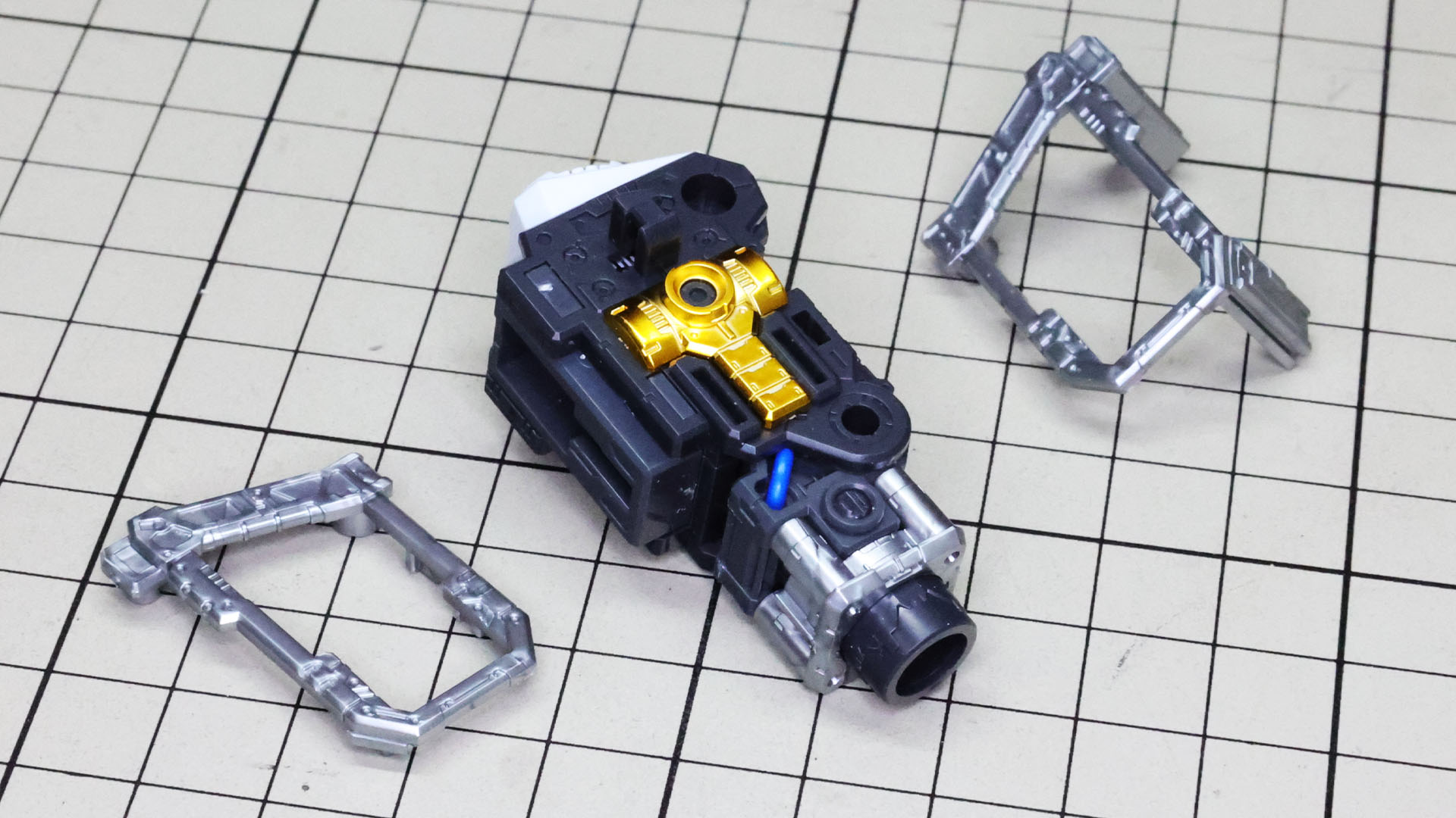 さらにサブフレームを取り付けます