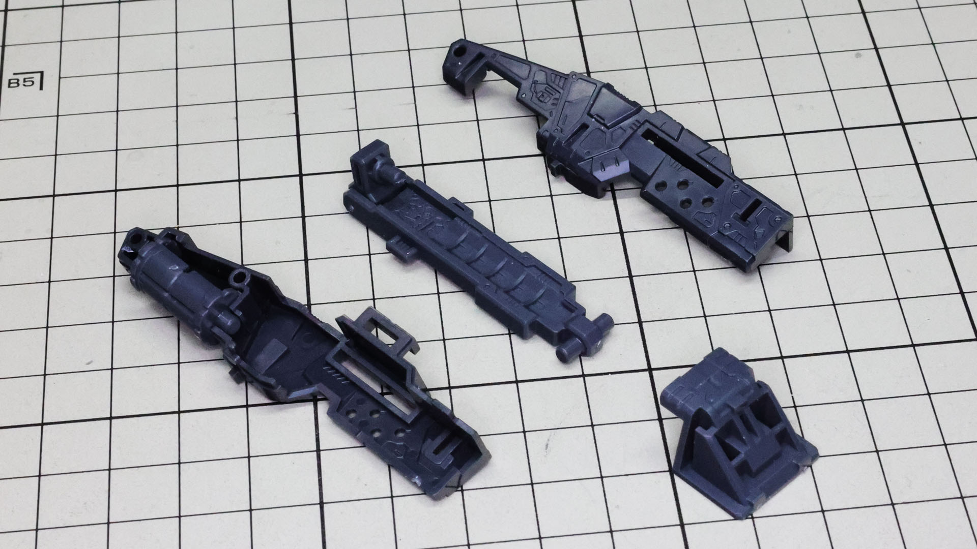 左腕の前腕部にある装備接続用のメカフレームを組みます