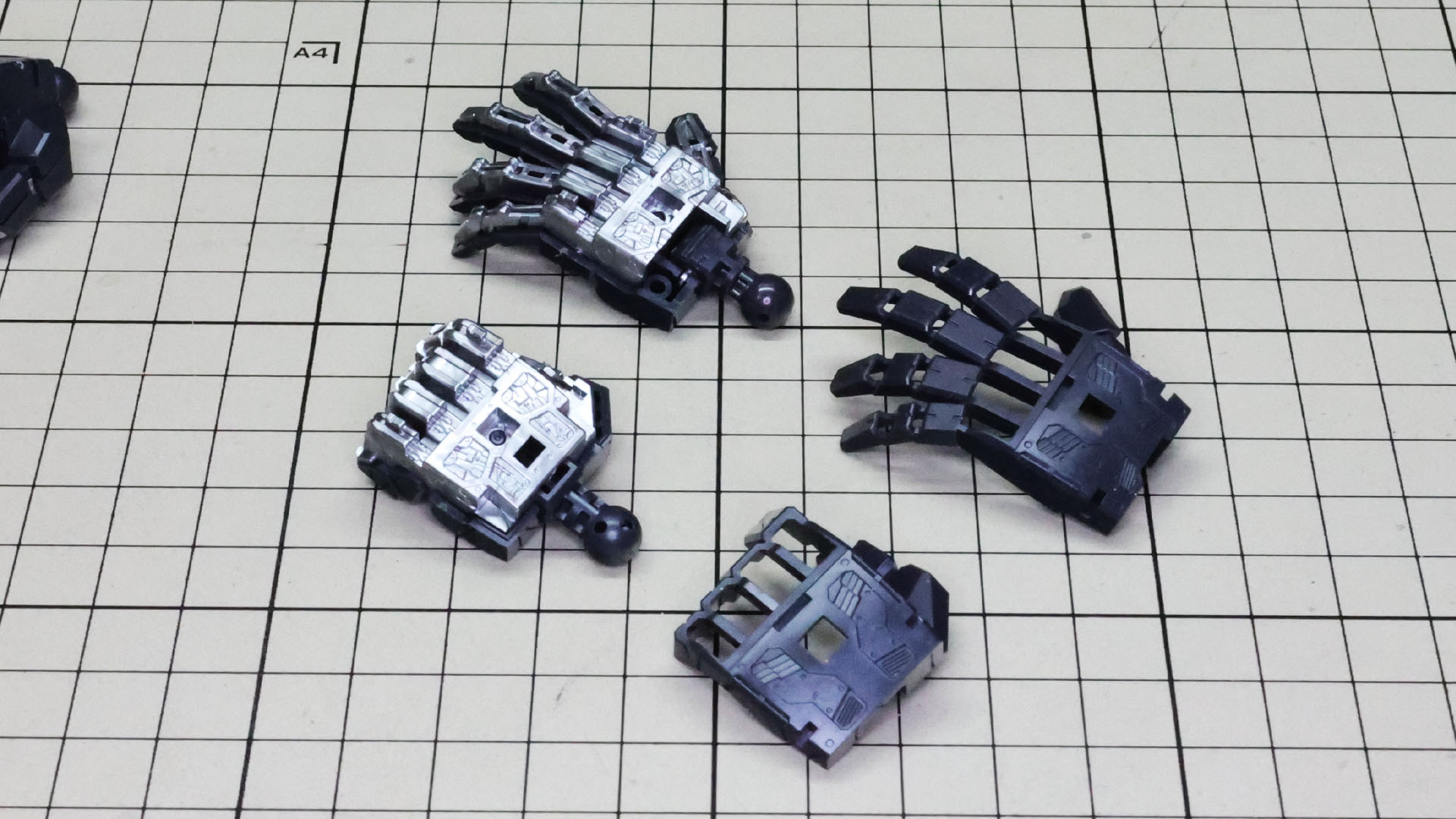 シルバーのメカフレームを内部に収める形になります