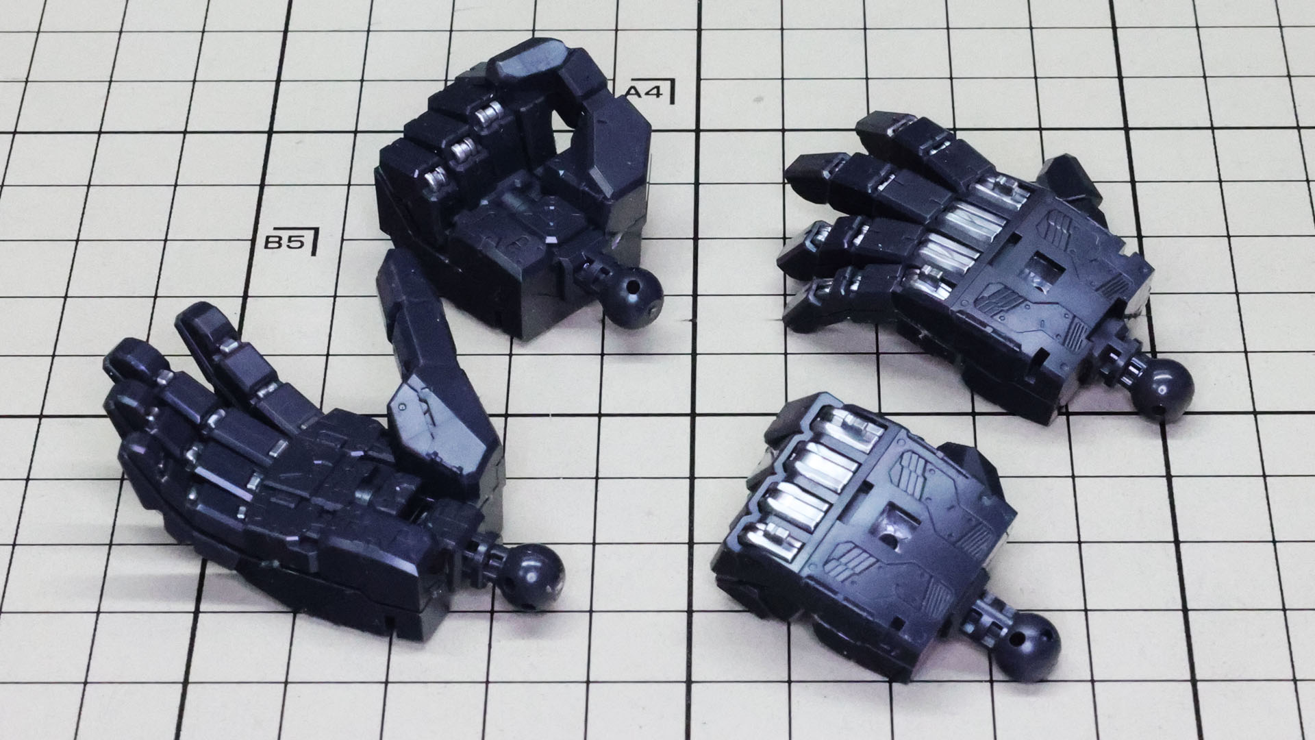 シルバーのメカフレームの一部が露出します