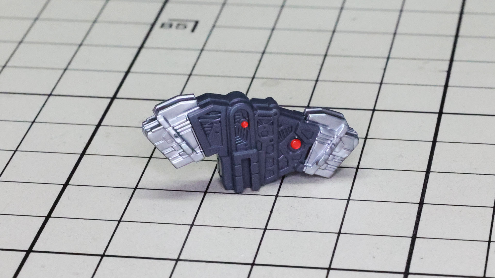 頭頂部のメインカメラやセンサー部のメカフレームを組みました。メタリック3Dシールを貼ります