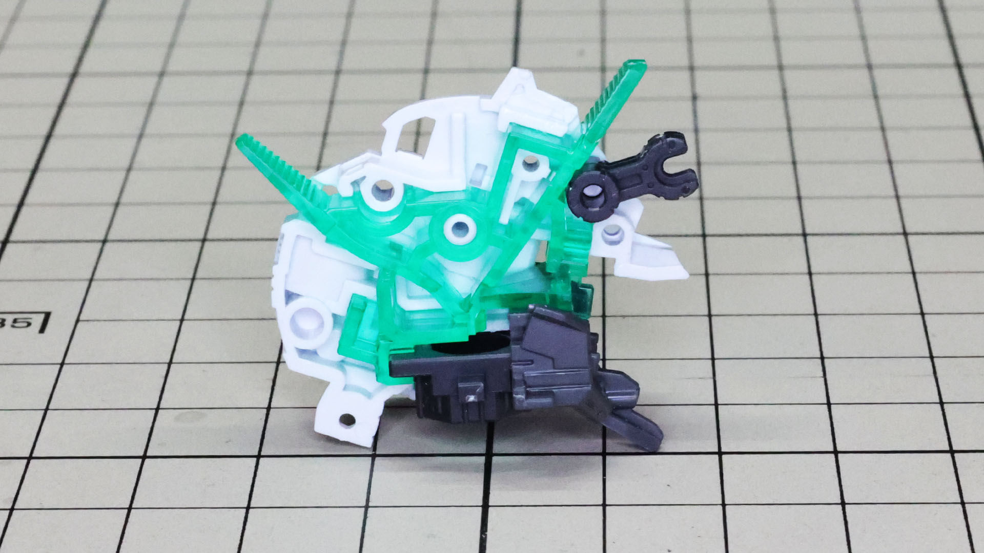 それらをヘルメットの一部に組み込んでいきます