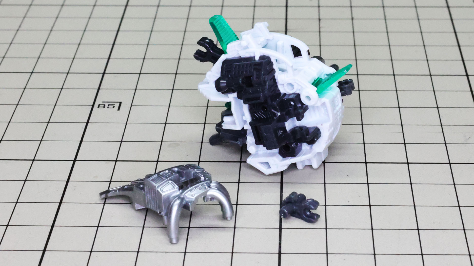 側頭部にメカフレームを取り付けていきます。左右ハッチの可動アームも組まれます