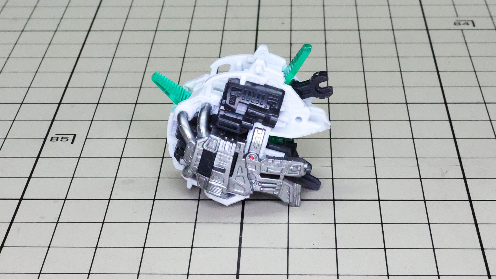 シルバーのサブフレームにはパイピングのディテールもあります。一気にリアリティが増します