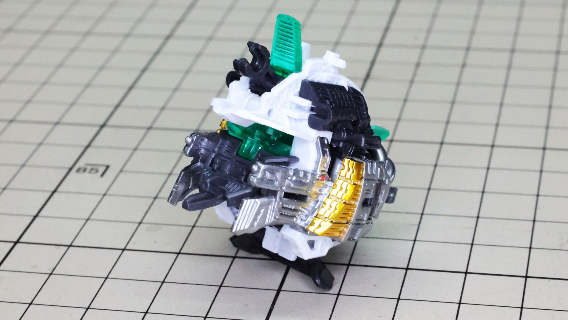 組み上がってきた頭部のメカフレーム、耳の部分にはゴールドのパーツが取り付けられます