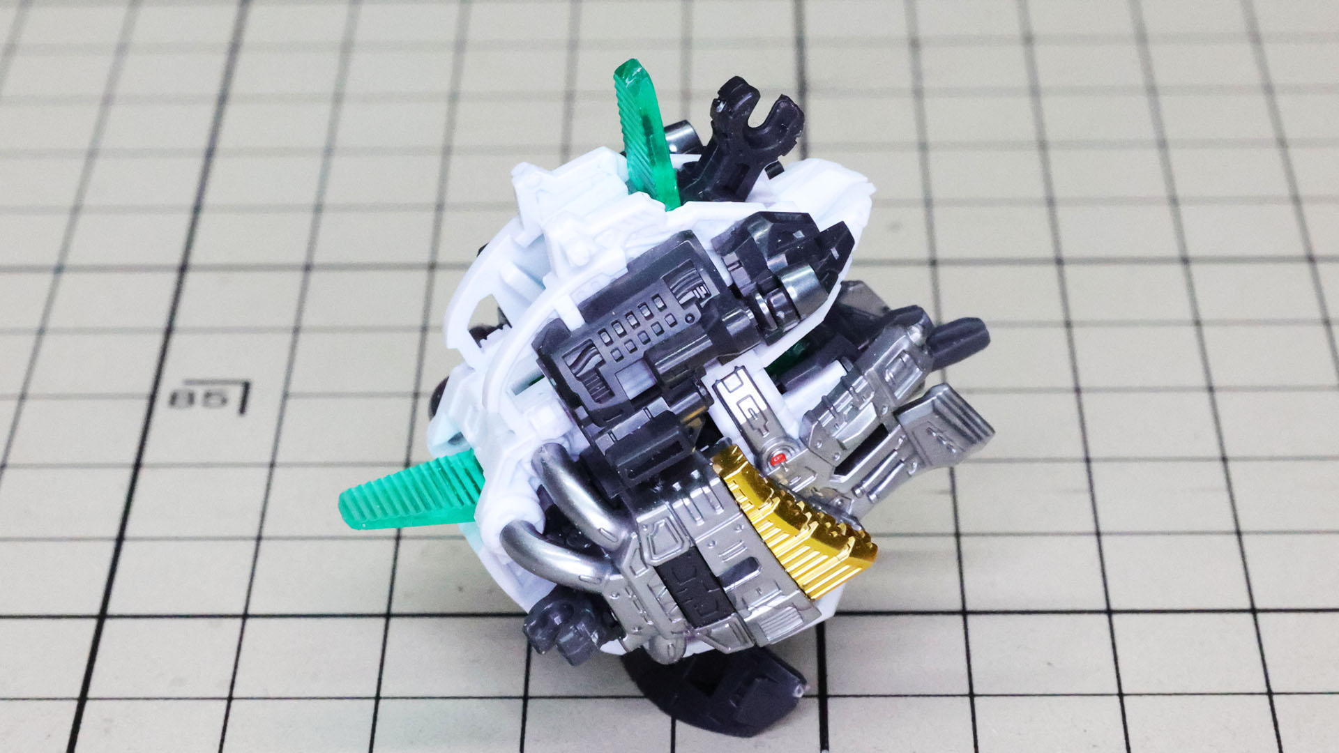 異素材感もたっぷりある頭部メカフレームが完成しました