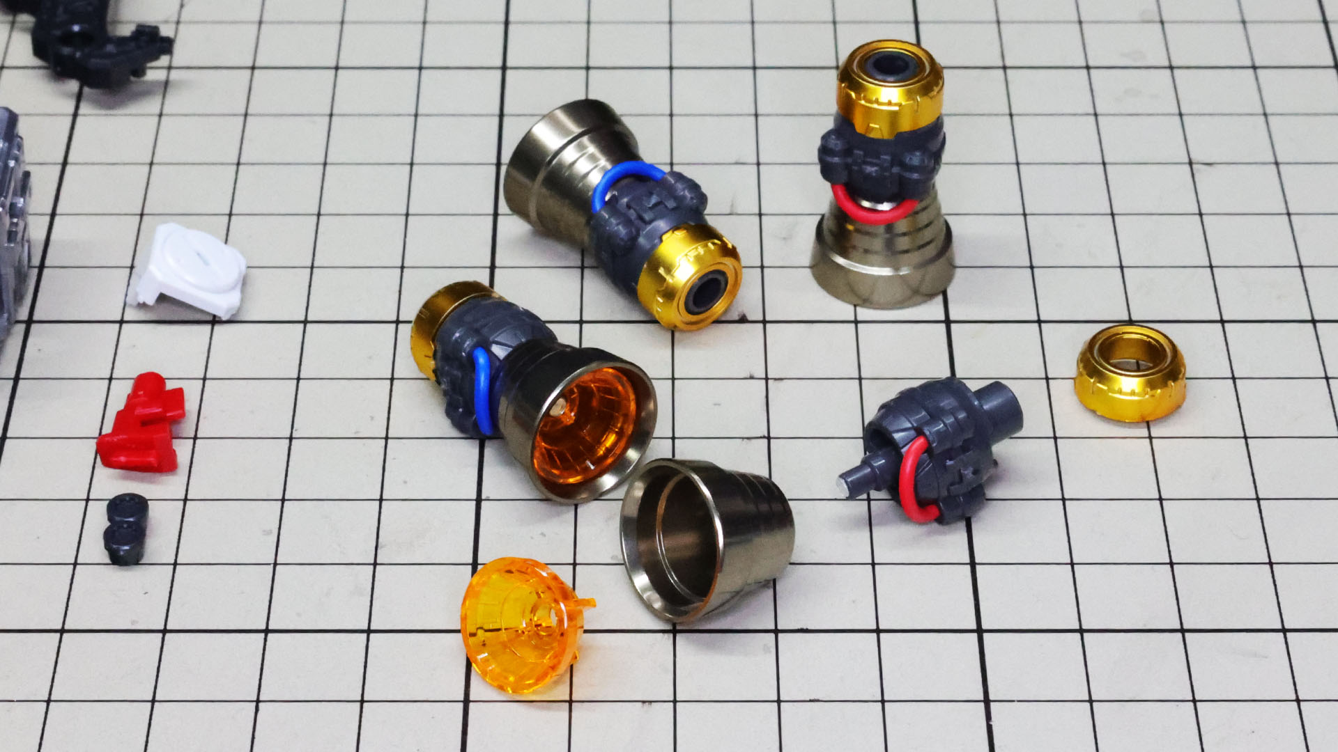 金属製ノズルとクリアーパーツを取り付けていきます。異素材ミックスによって情報量が増しています