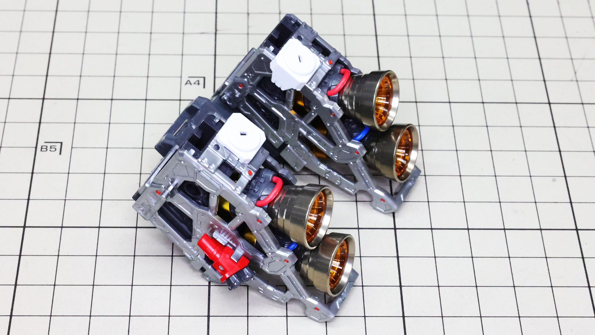 組み上がったバックパック。機械や推進機としてのリアリティを感じられます