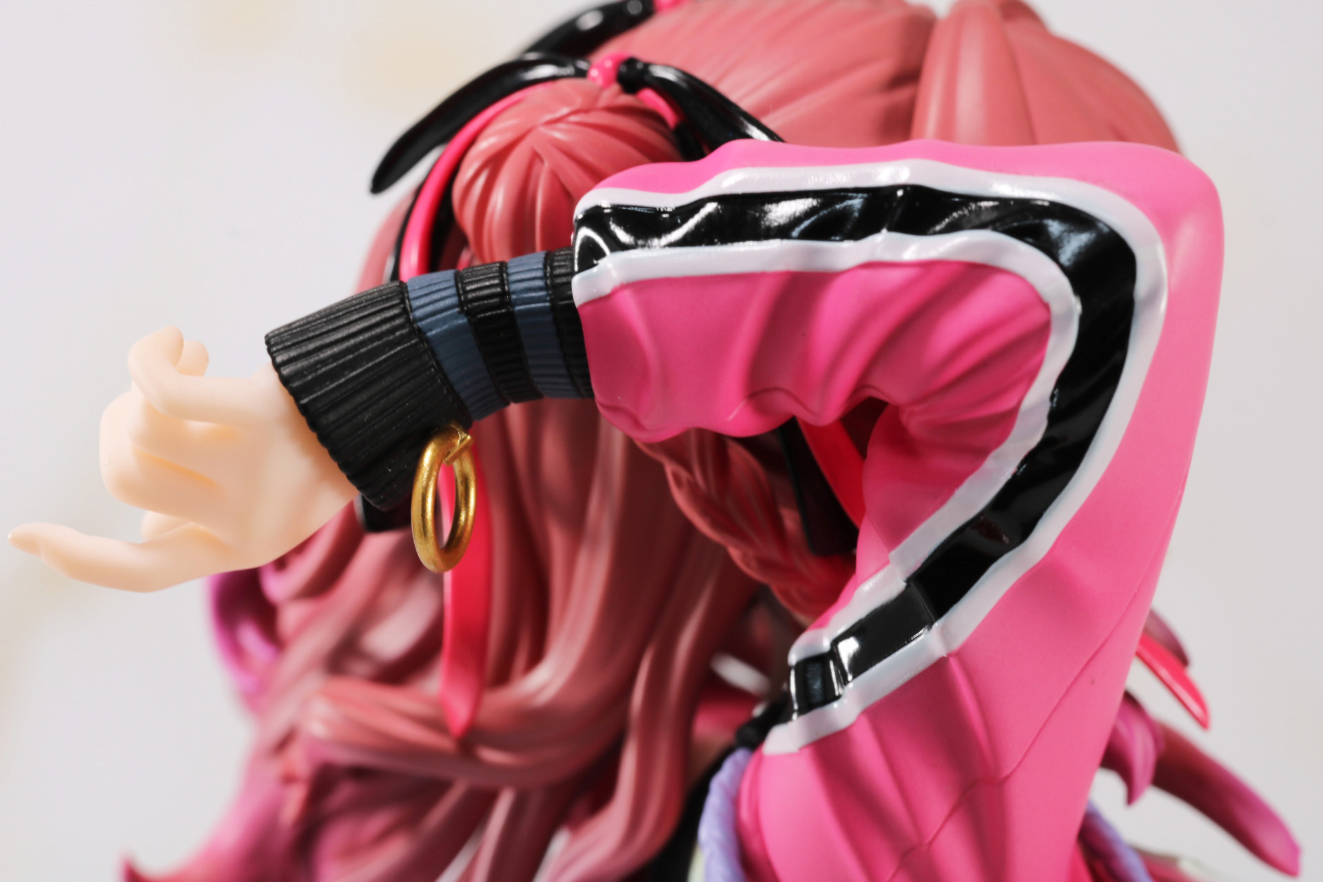 ジャケットの生地のシワやライン、袖口の素材の違いが表現されている