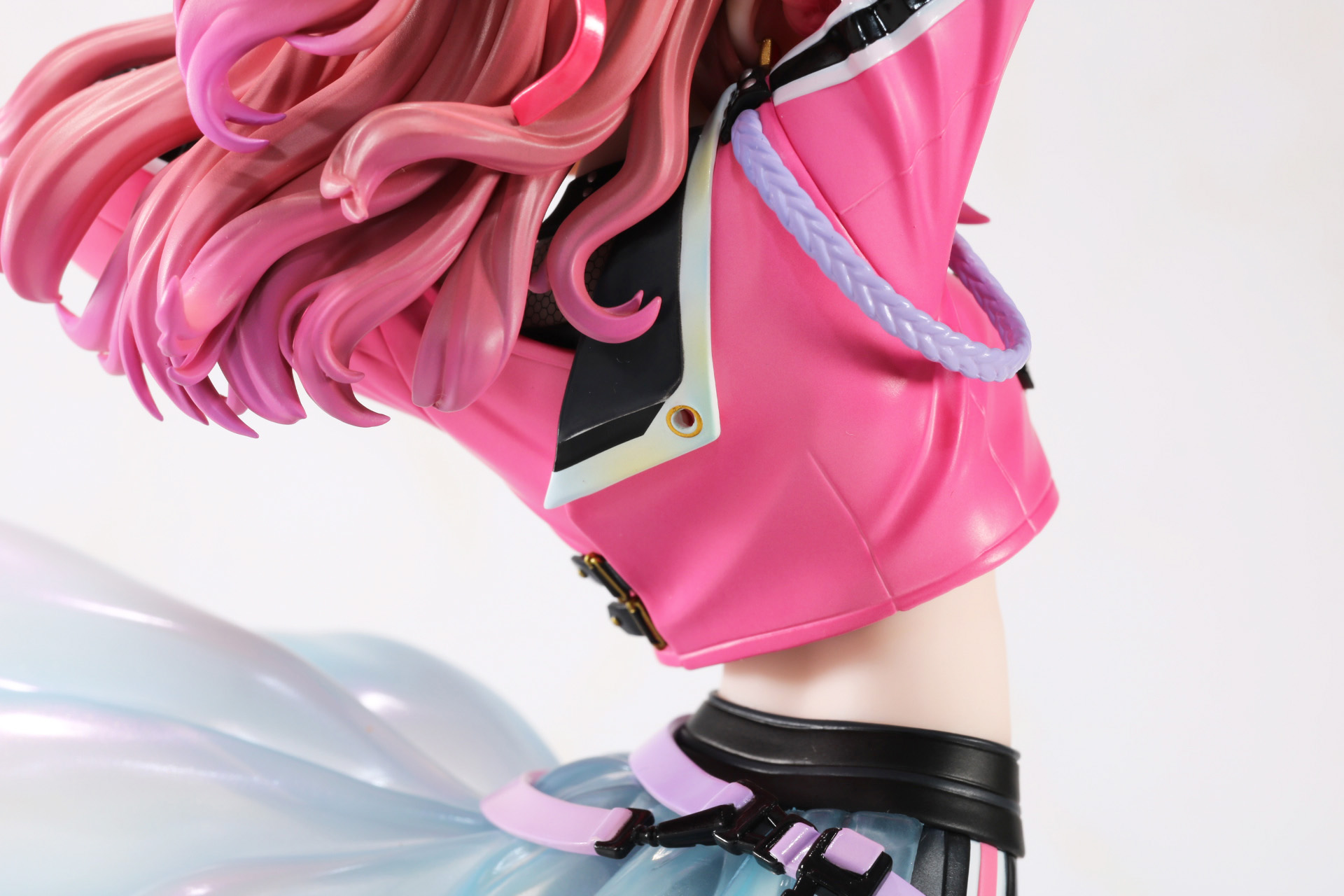 袖口の装飾も質感の違う彩色となっている