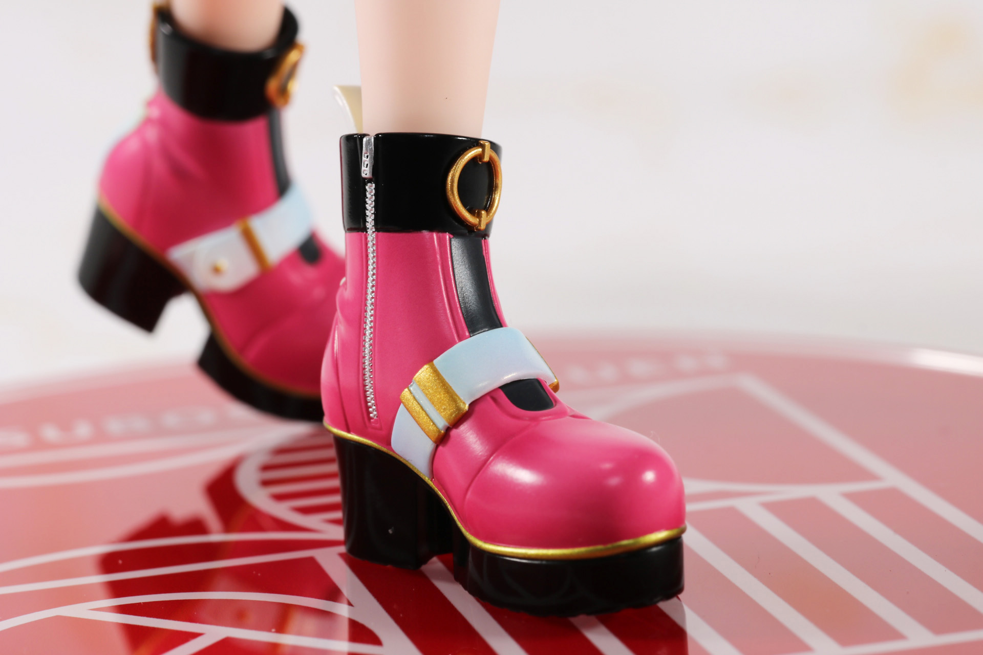 ブーツも細かく造形されている