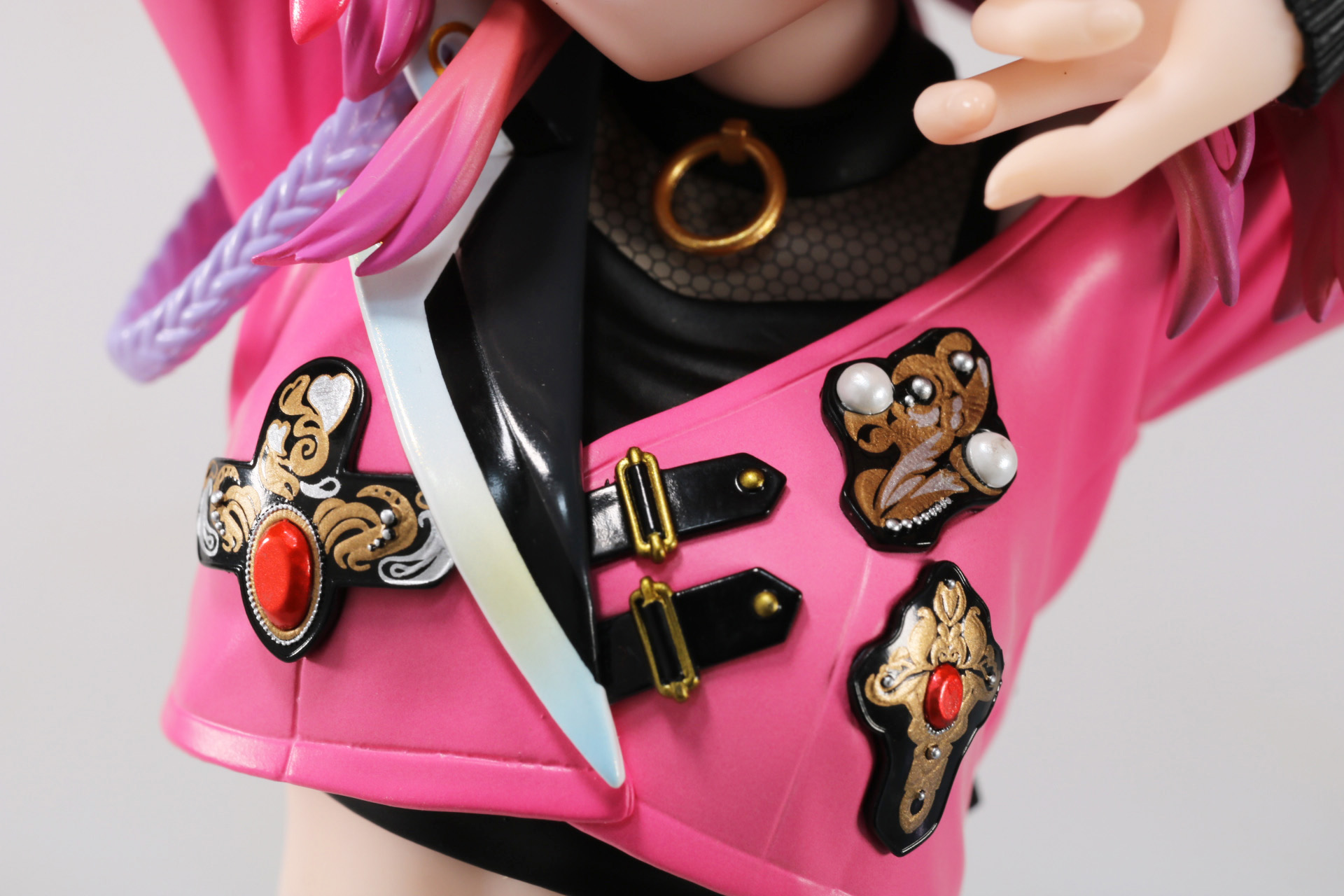 ジャケットのアクセサリーはフィギュアならではの立体感と繊細な色分け