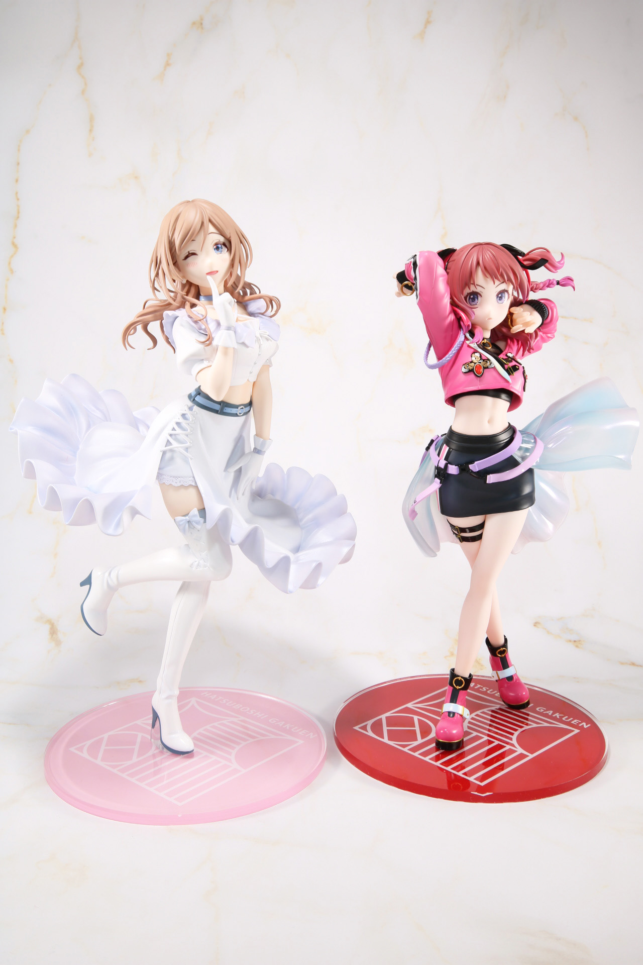 「姫崎莉波-clumsy trick-」（左）とディスプレイ