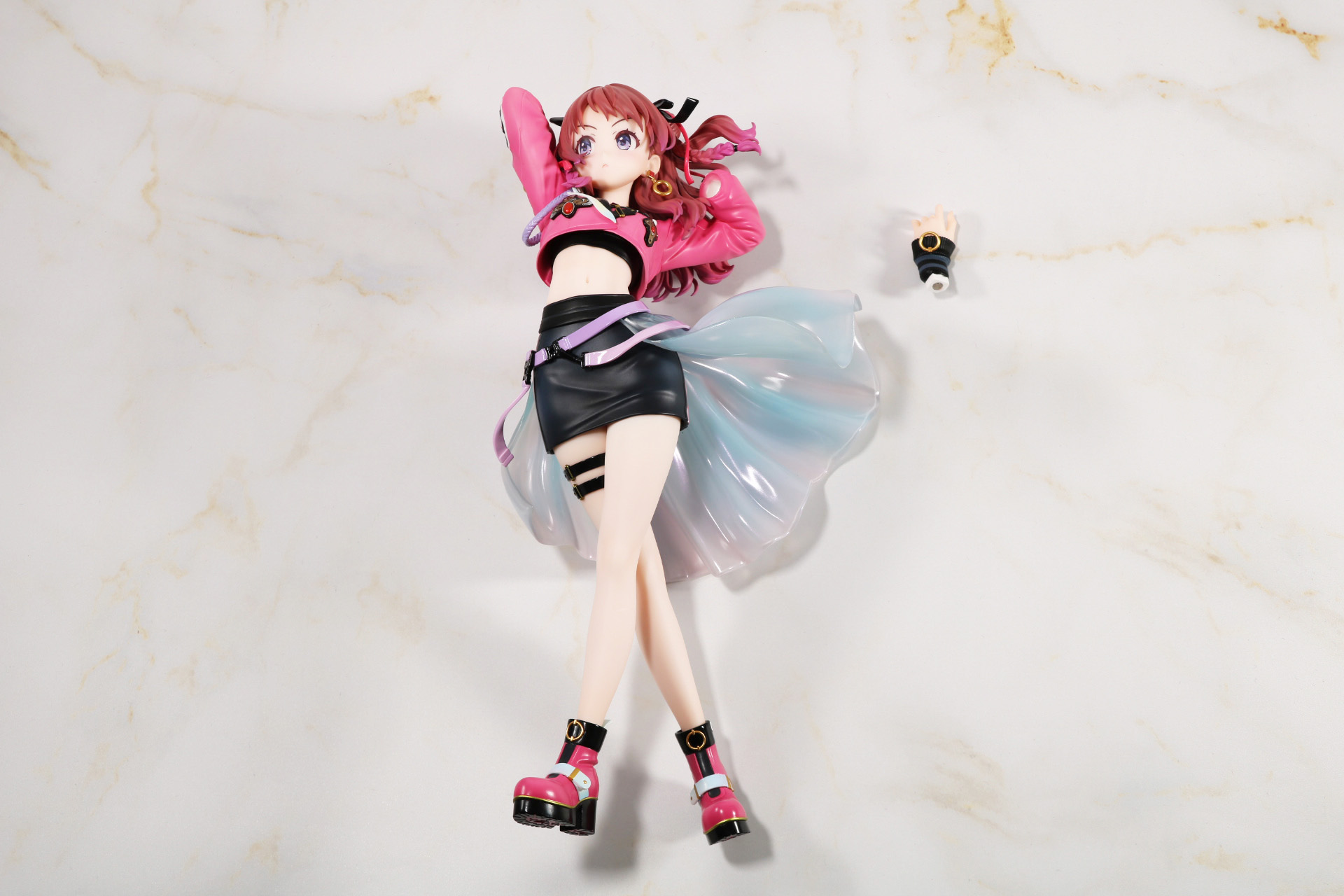 台座、フィギュア本体と左手首