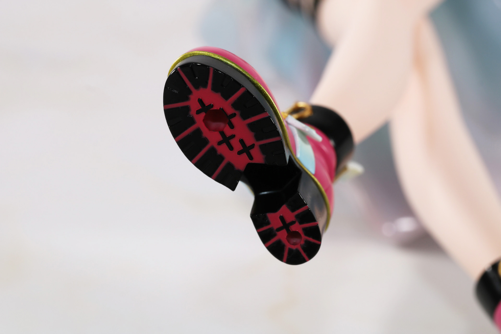 足裏にはジョイント口が設けられている。台座のジョイントに合わせて立たせる