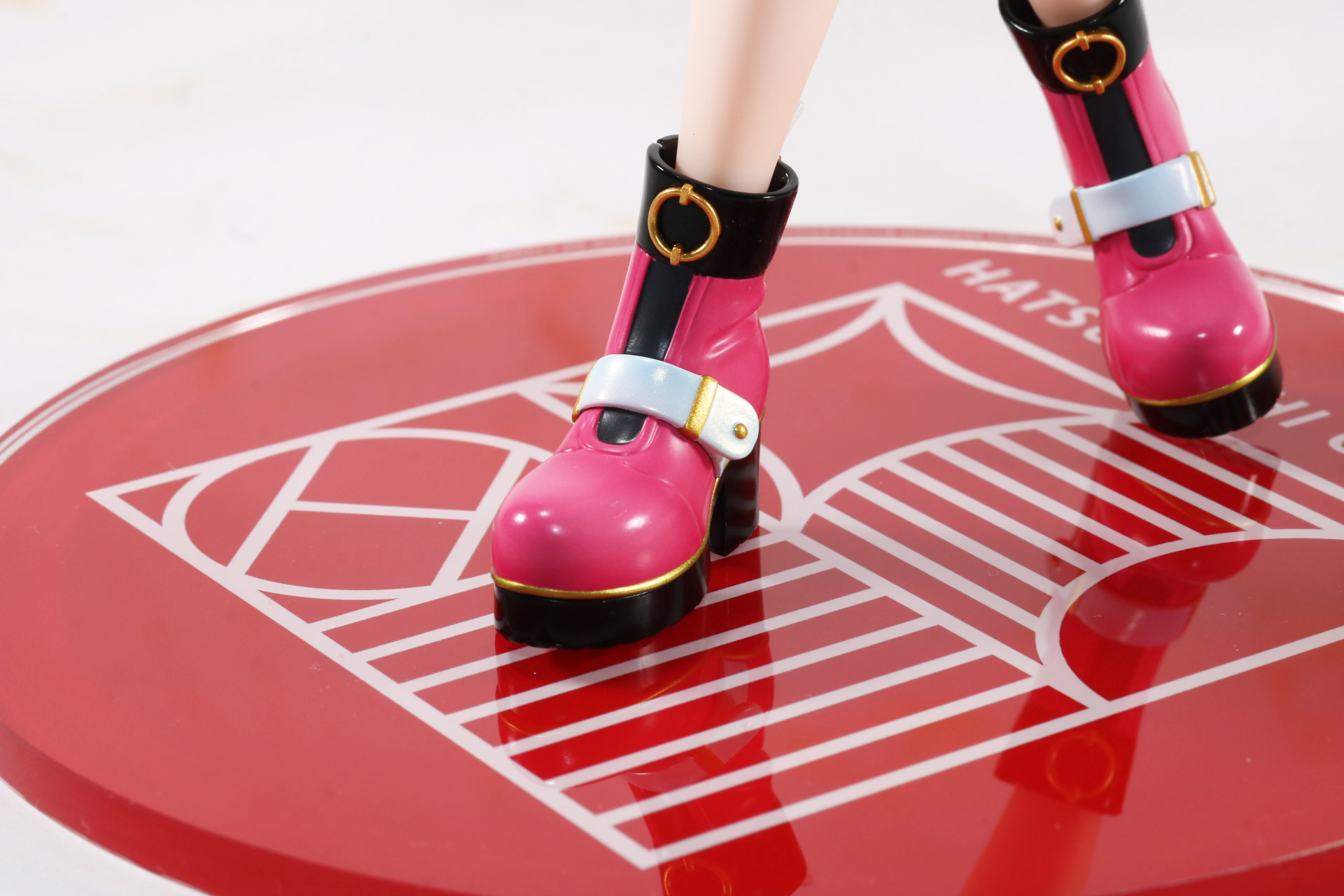 足裏にはジョイント口が設けられている。台座のジョイントに合わせて立たせる