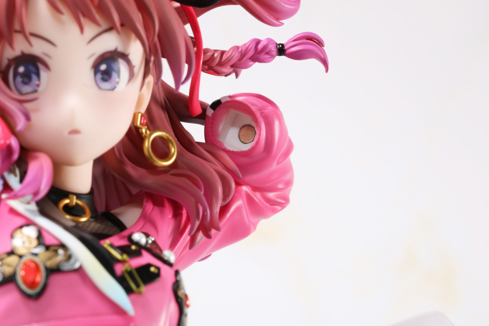 左手首を装着。中には磁石が仕込まれ、脱着と固定の両立を実現