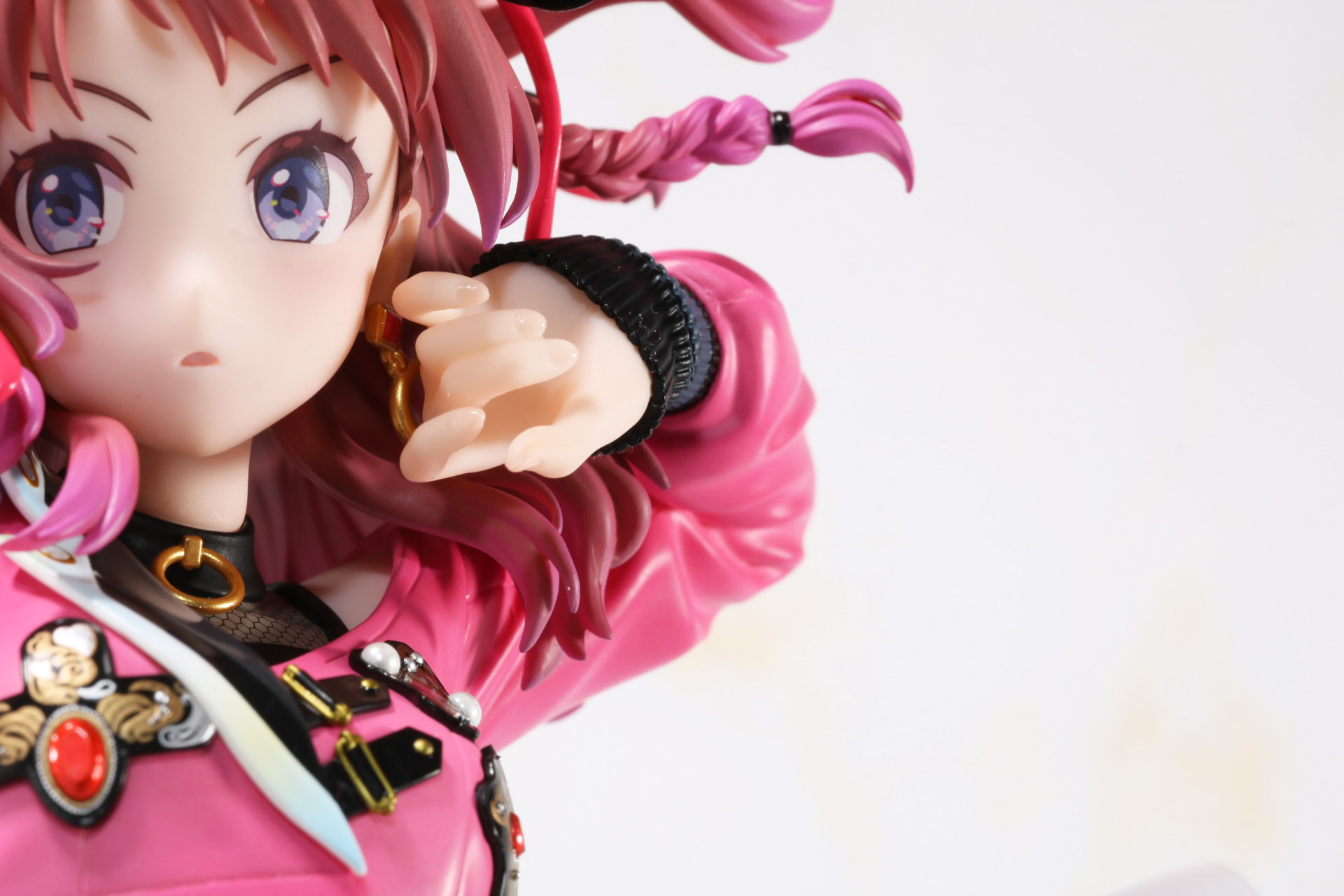 左手首を装着。中には磁石が仕込まれ、脱着と固定の両立を実現