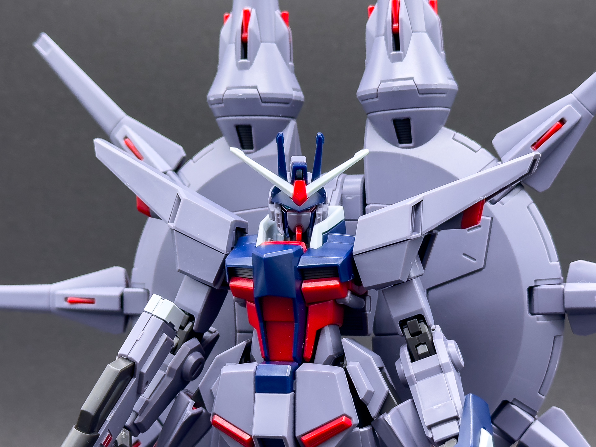 プロヴィデンスガンダムの系譜として開発されたレジェンドガンダム。