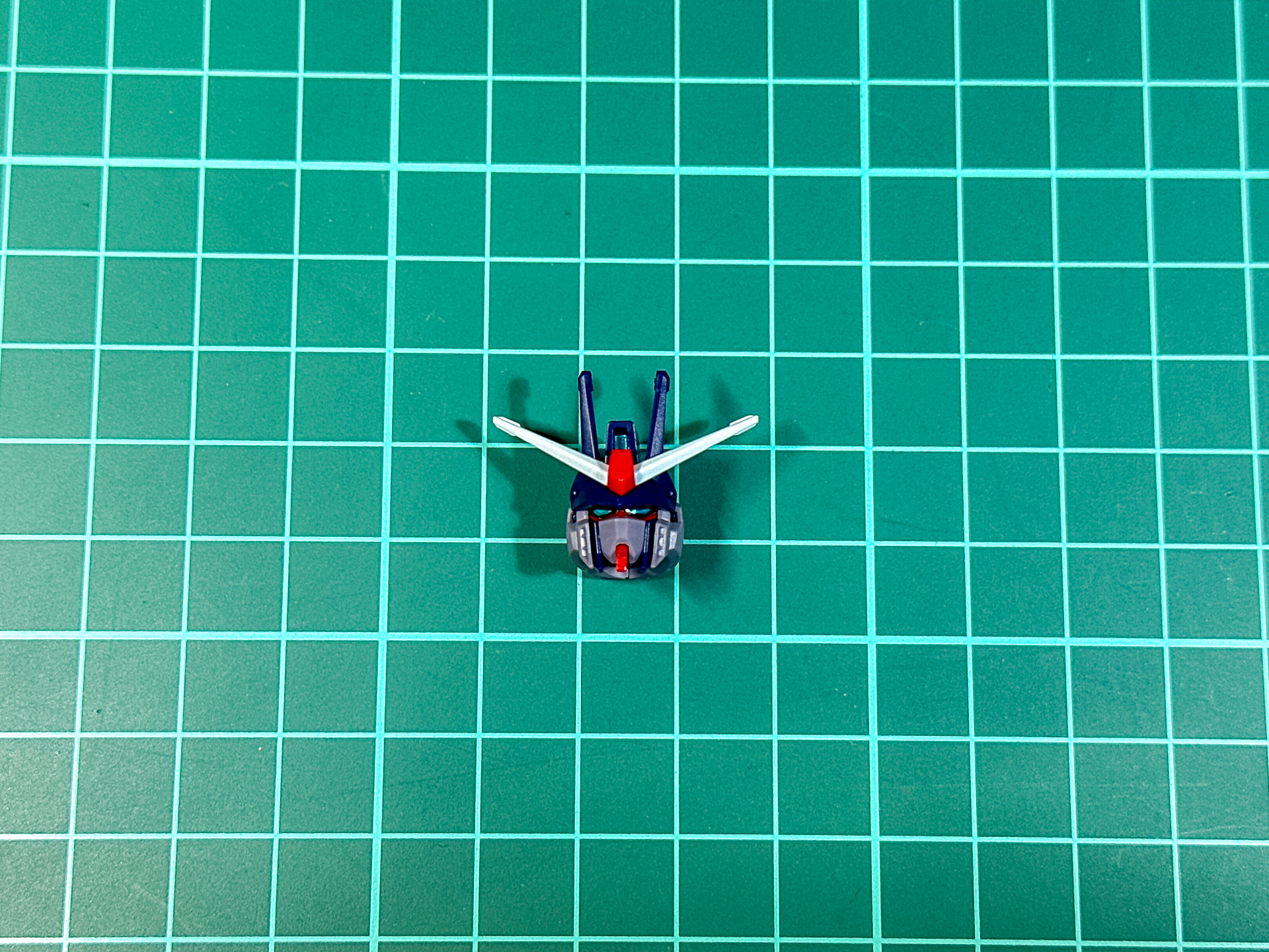 ツインアイやカメラなどのセンサー部分はシールによる色分けです。