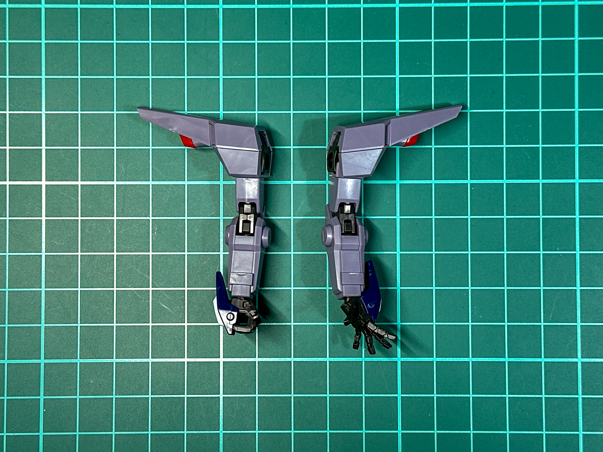 左腕には武器持ち手だけでなく開き手も付属します。