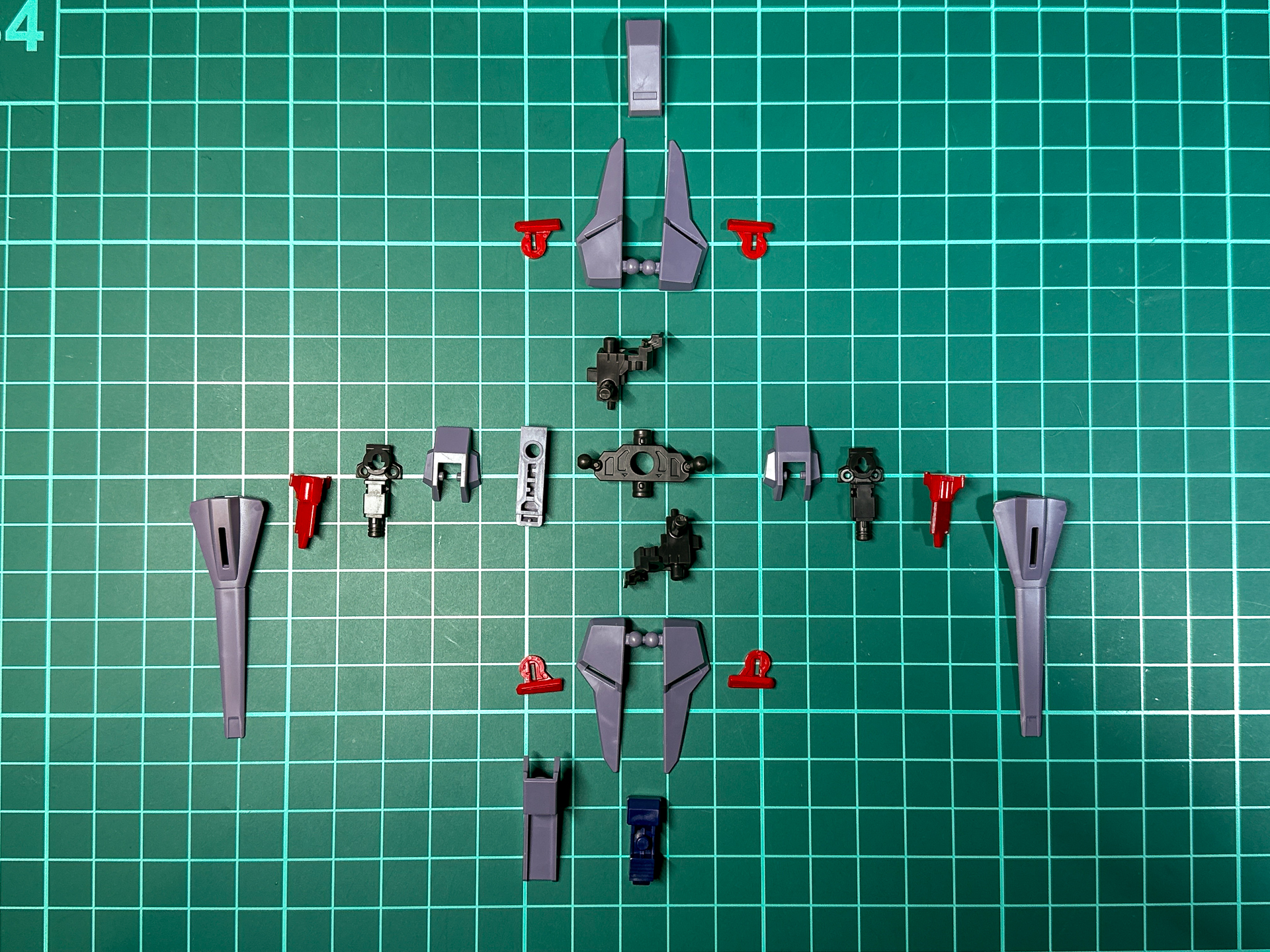 前後のフロントアーマーは同一形状です。