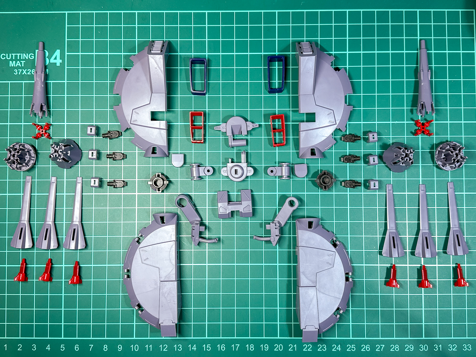 本機のバックパックには「GDU-X7 突撃ビーム機動砲」を2機、「GDU-X5 突撃ビーム機動砲」を6機取り付けます。