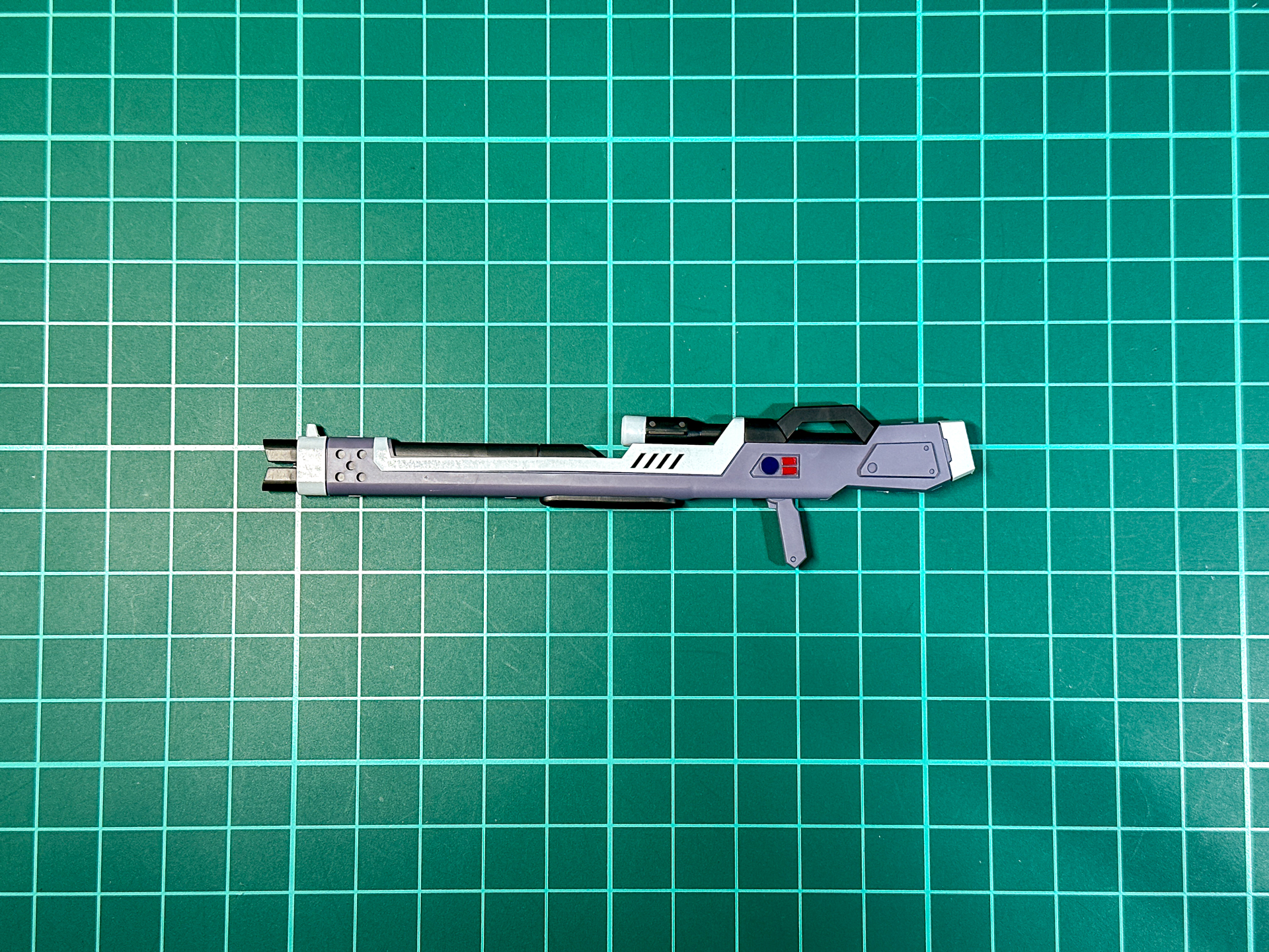 グリップは可動させることでバックパックにマウントできます。