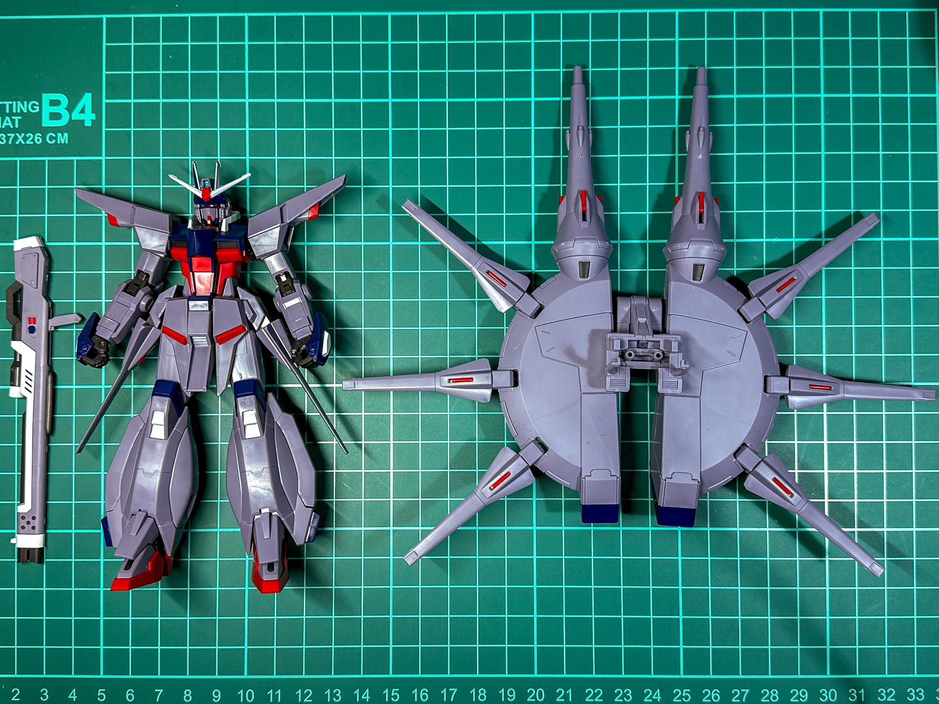 レジェンドガンダムのバックパックは素体よりも大型です。