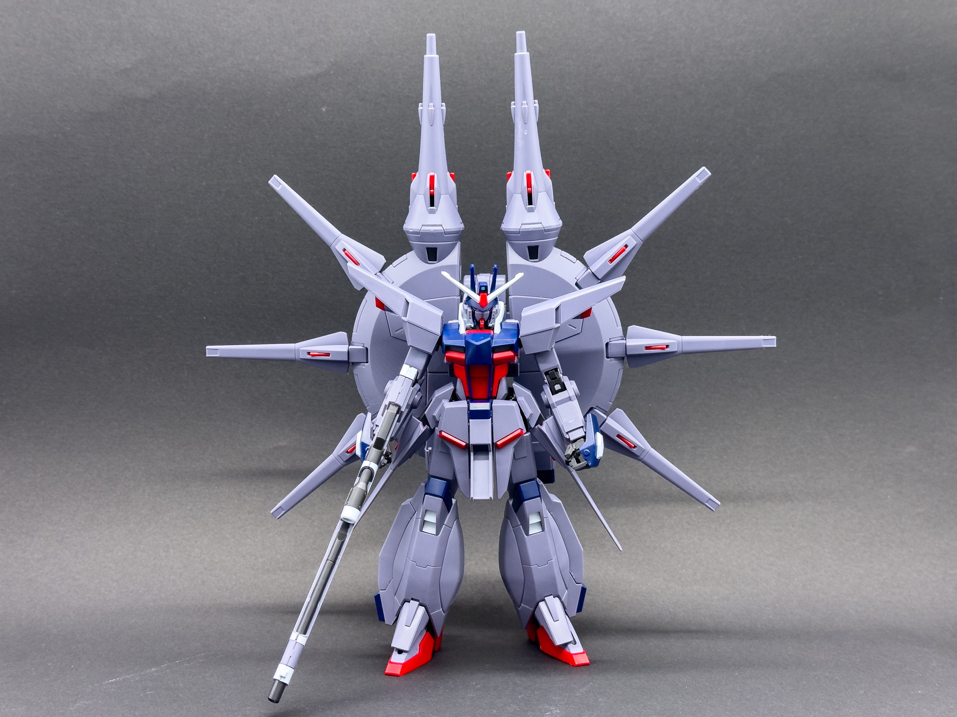 正面から見たレジェンドガンダムはバックパックの大きさが際立ちます。