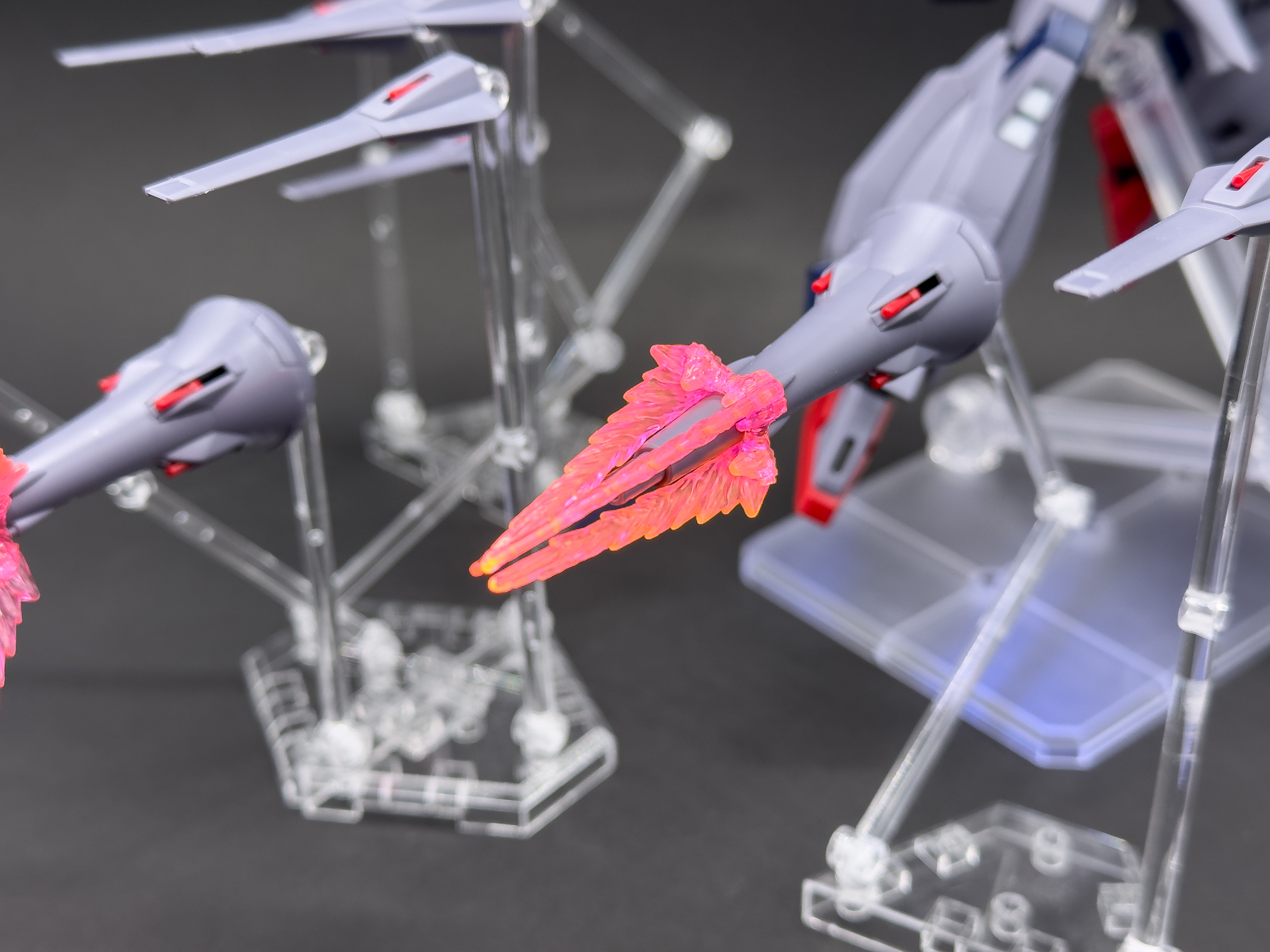 エフェクトパーツはUVライトを当てることで発光します。