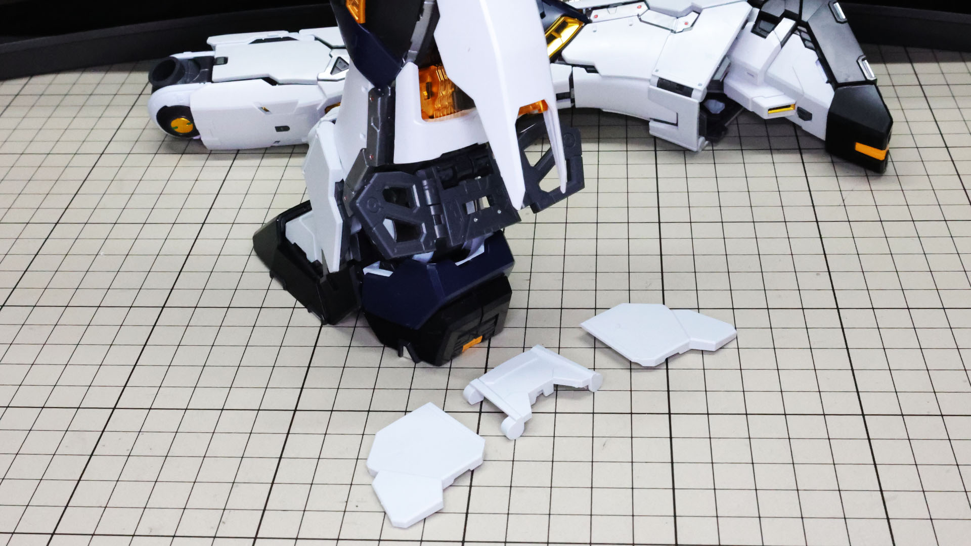 アンクルアーマー後部用の装甲を取り付けます