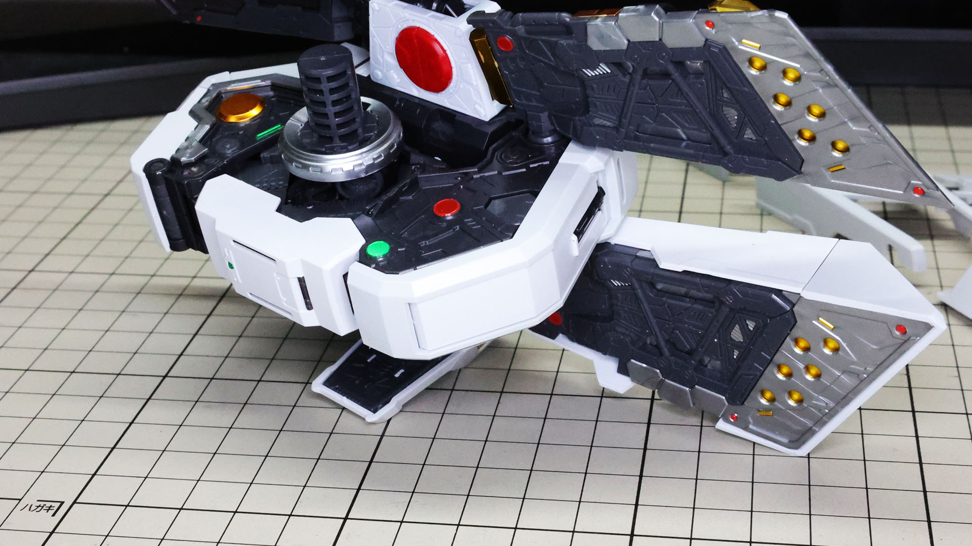 フロントアーマー部を取り付けていきます。メカフレームの上から装甲をかぶせるイメージなのでわかりやすいです