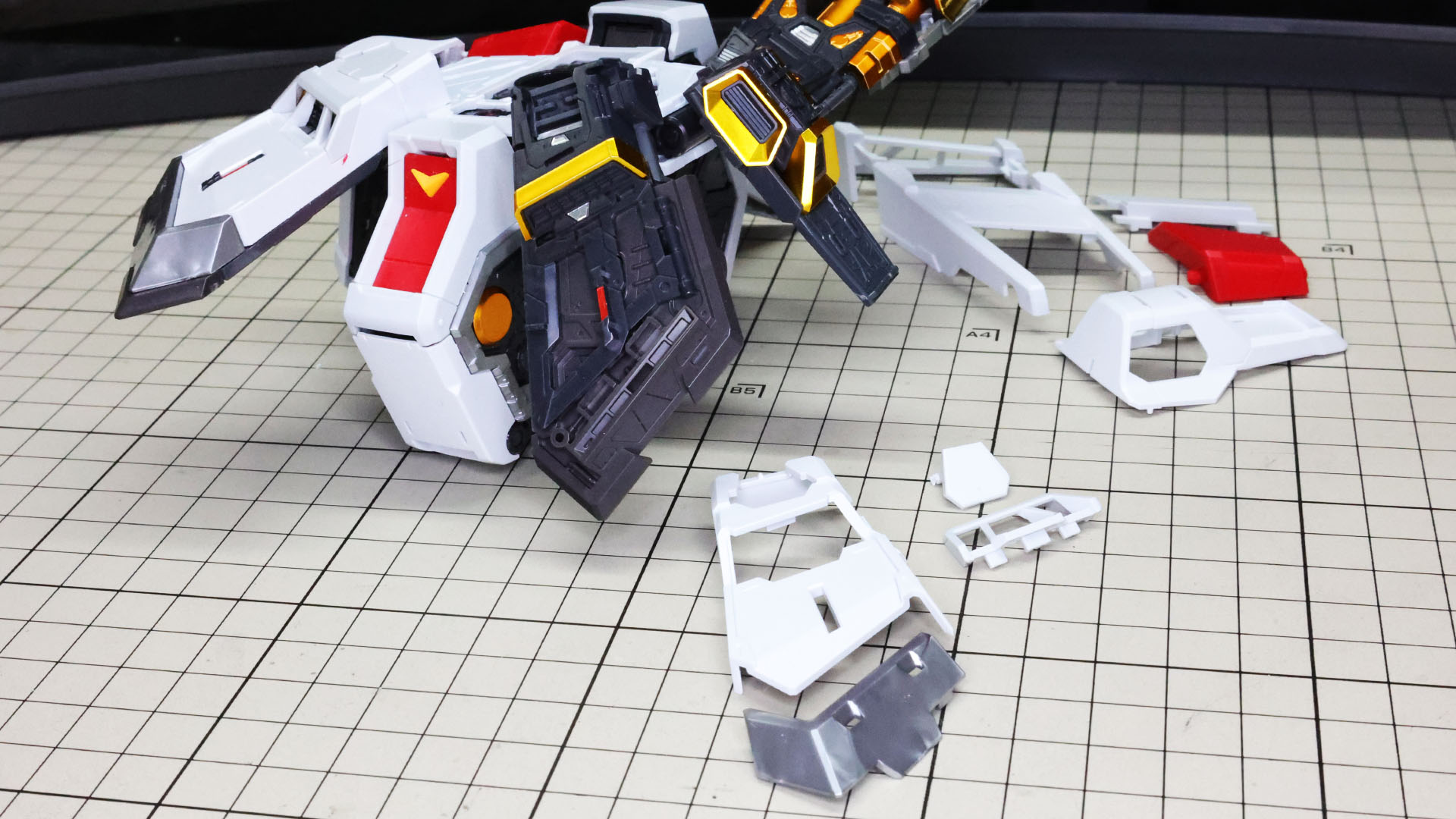 フロントアーマー部を取り付けていきます。メカフレームの上から装甲をかぶせるイメージなのでわかりやすいです