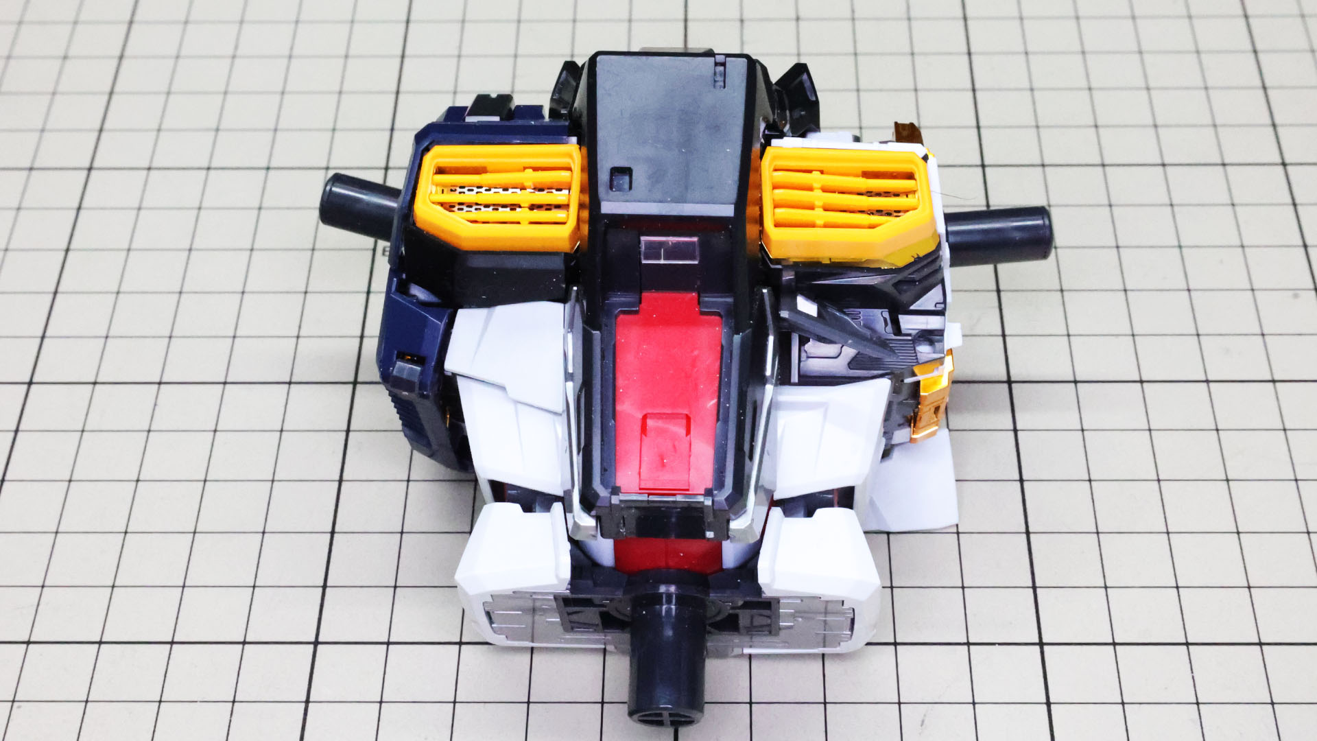 胸部ダクトがよりシャープな印象に！
