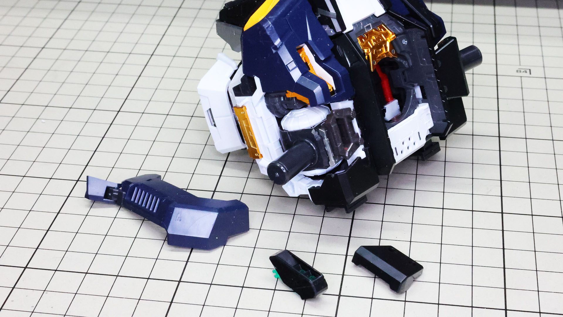 胸部上面の肩から胸部先端にかけての面構成が楽しい！ さらに脇下装甲も組んでいきます