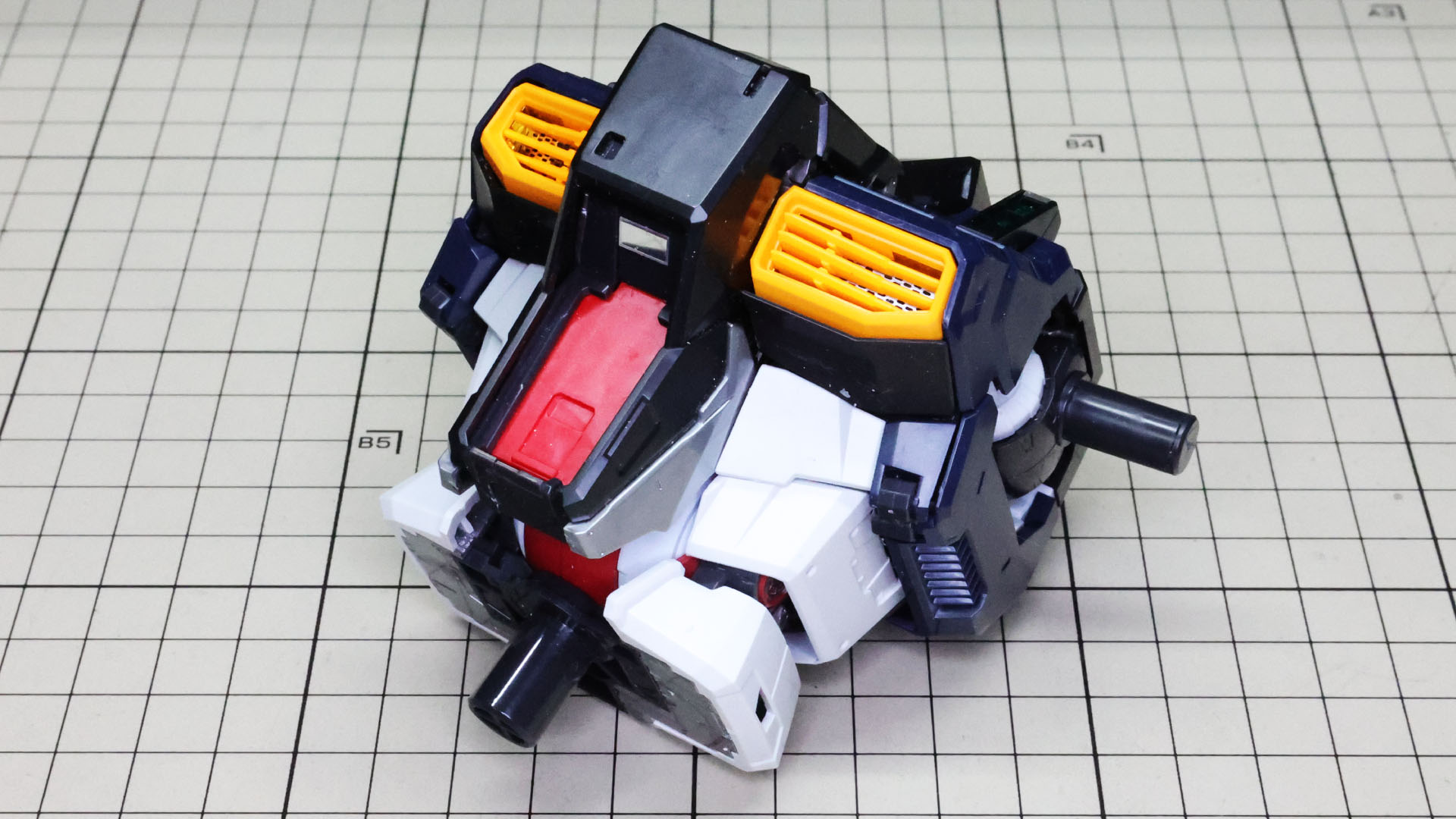 組み上がった胴体部。あれだけ露出していたメカフレームがきっちりカバーされました