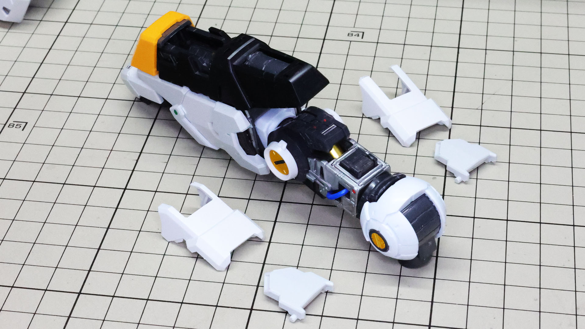 上腕部には開閉する装甲パーツを前後から挟み込みます