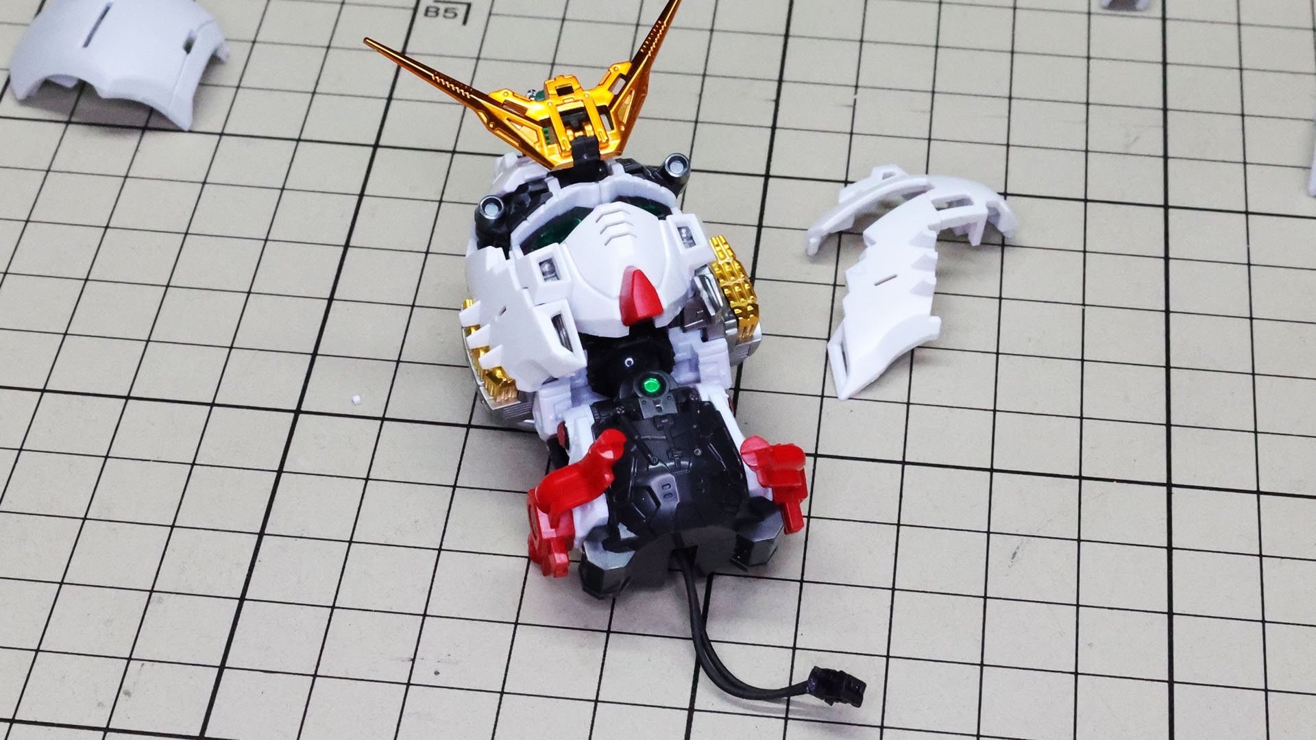 マスク部と両頬の装甲を取り付けていきます