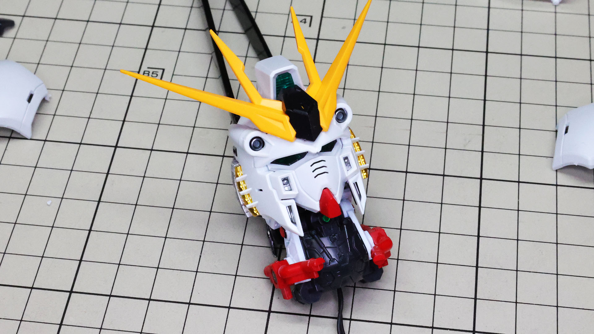 アンテナを取り付けてνガンダムの顔ができてきました！