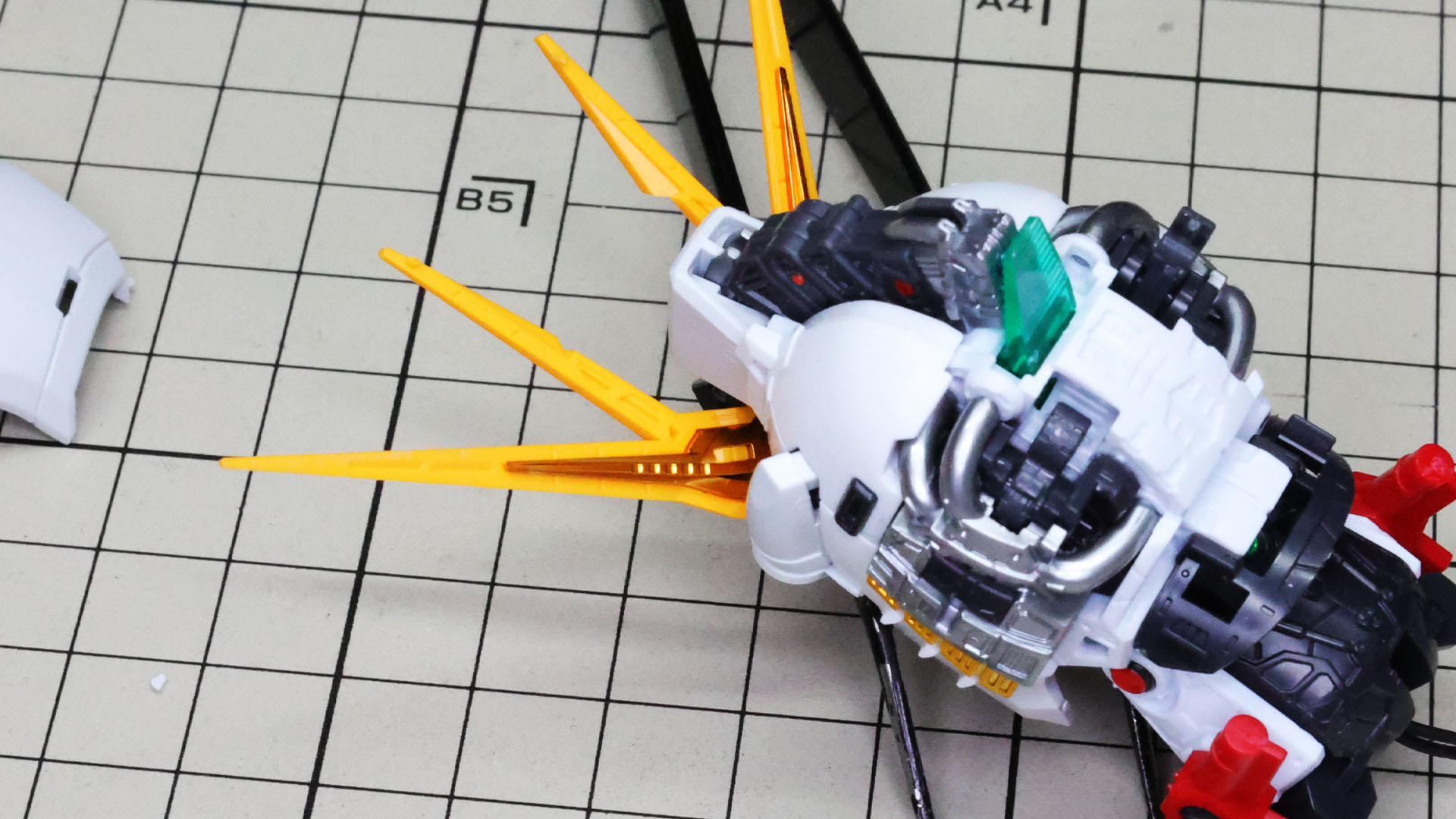 アンテナ裏側にはメカフレームが見えて楽しい