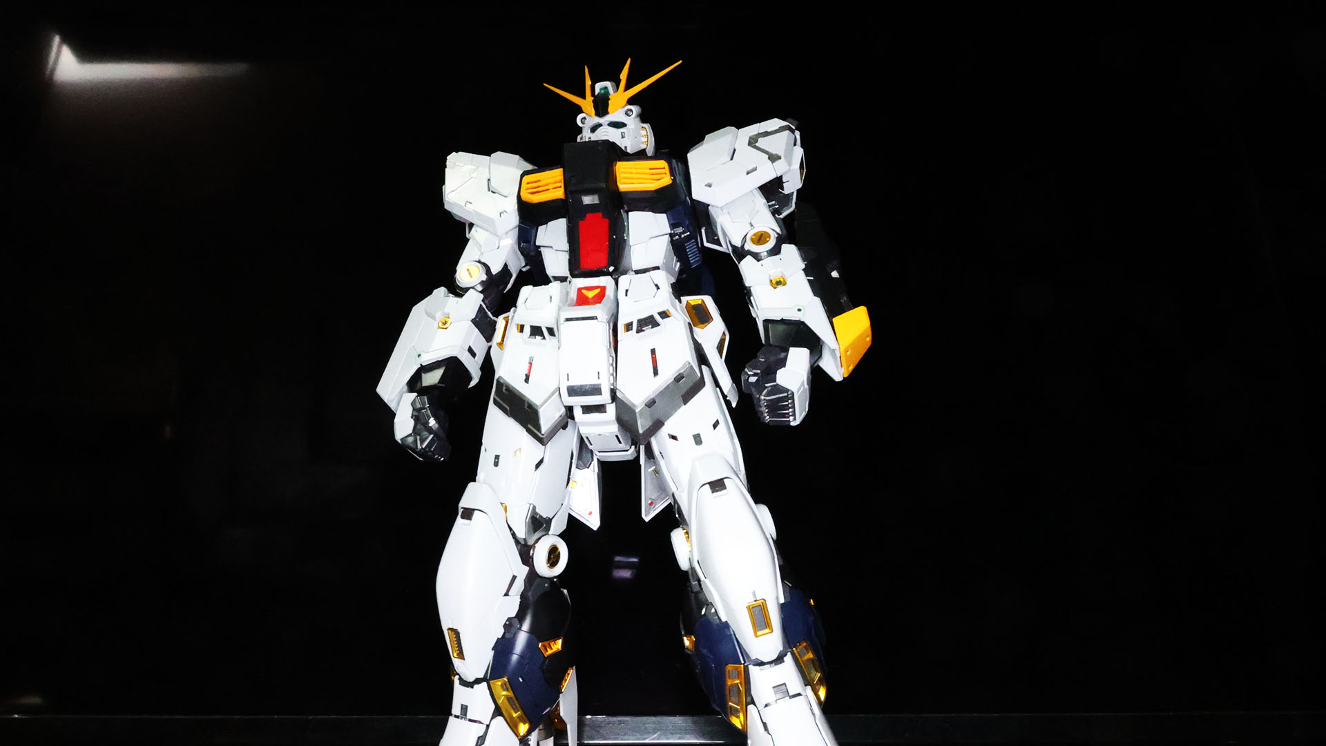 そして全ての装甲が取り付けられたνガンダムがロールアウト！