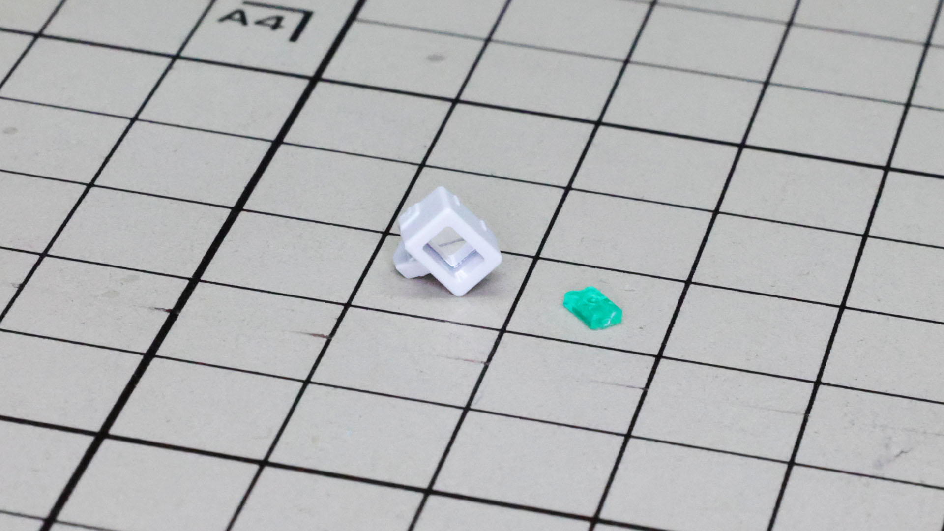 上部にあるセンサーにはメタリック3Dシールを貼り、クリアーパーツでフタします。小さいパーツなので注意です！