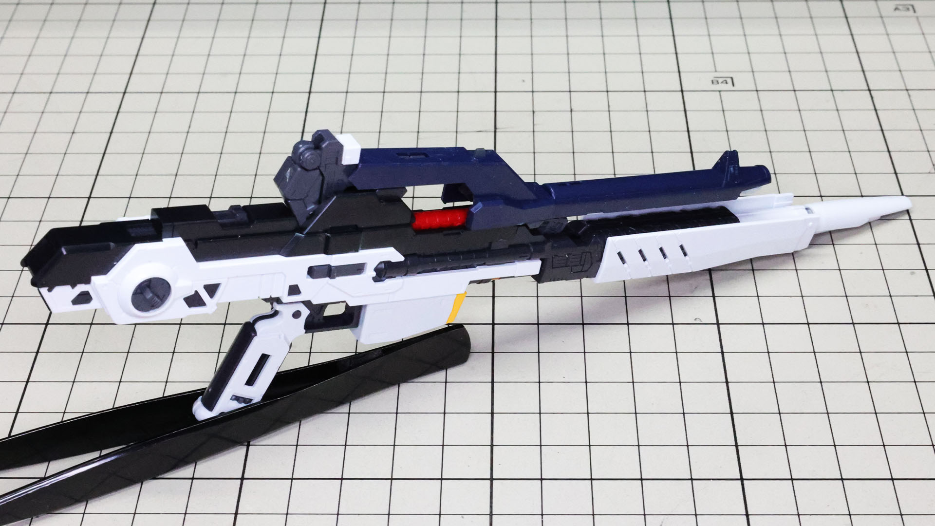 砲身を伸ばしてキャリングハンドルを持ち上げます。キャリングハンドルを持ち上げると銃口上のカバーも持ち上がります