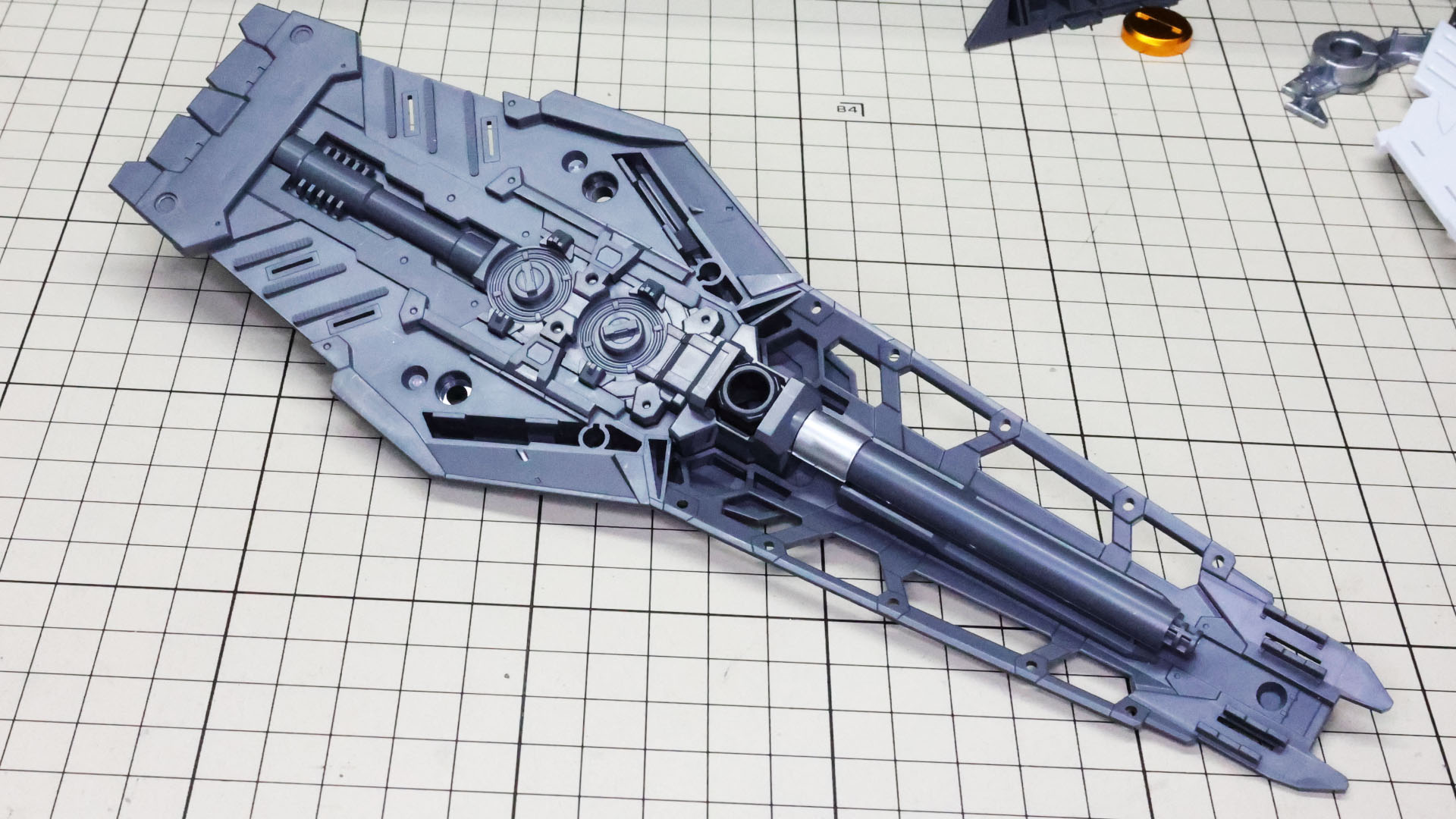 シールドのメカフレームに取り付けました。砲身の先端はこの後取り付けます