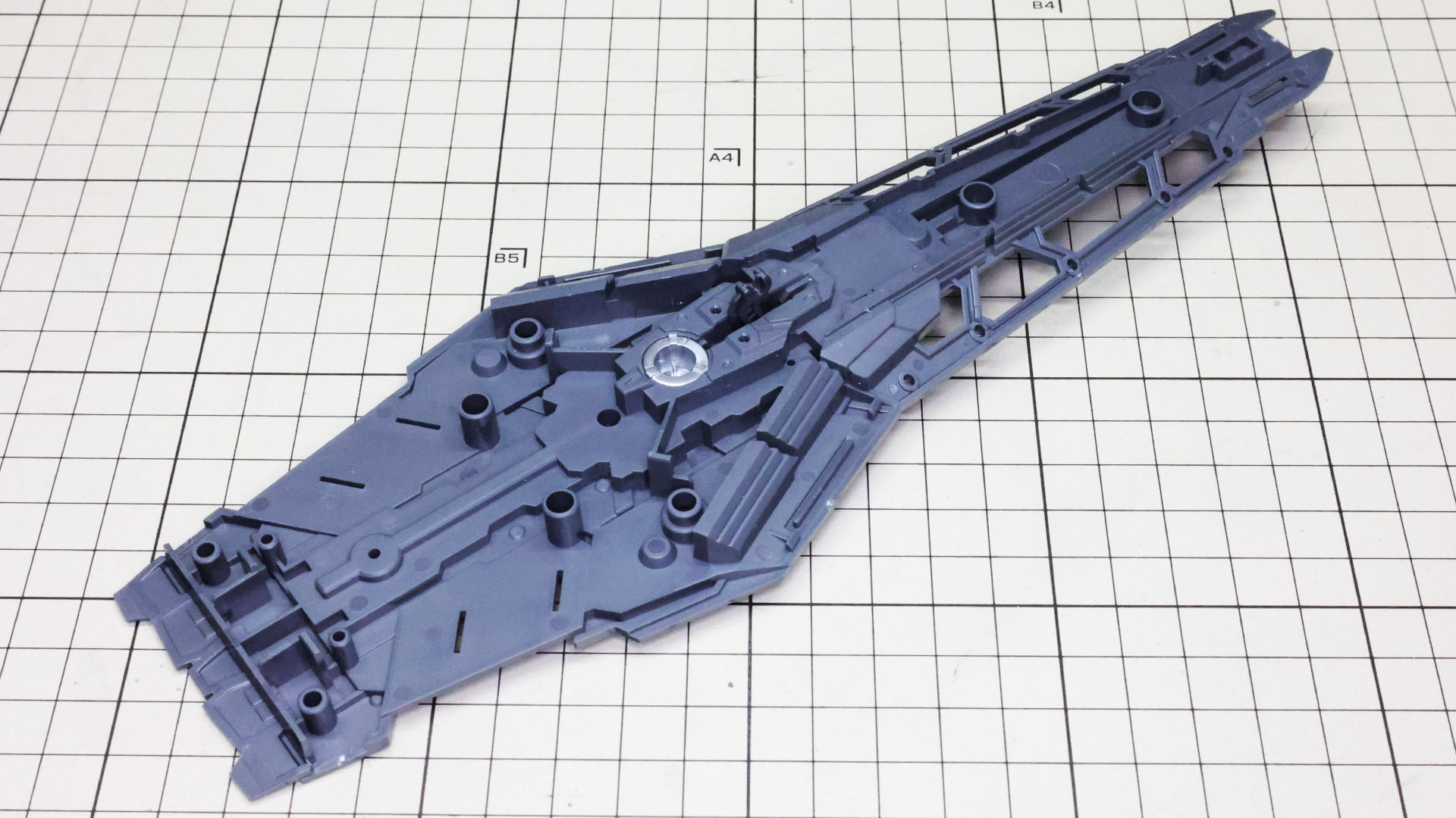 シルバーのジェネレーターのディテールを取り付けました。ジェネレーターは全体で3基用意されています