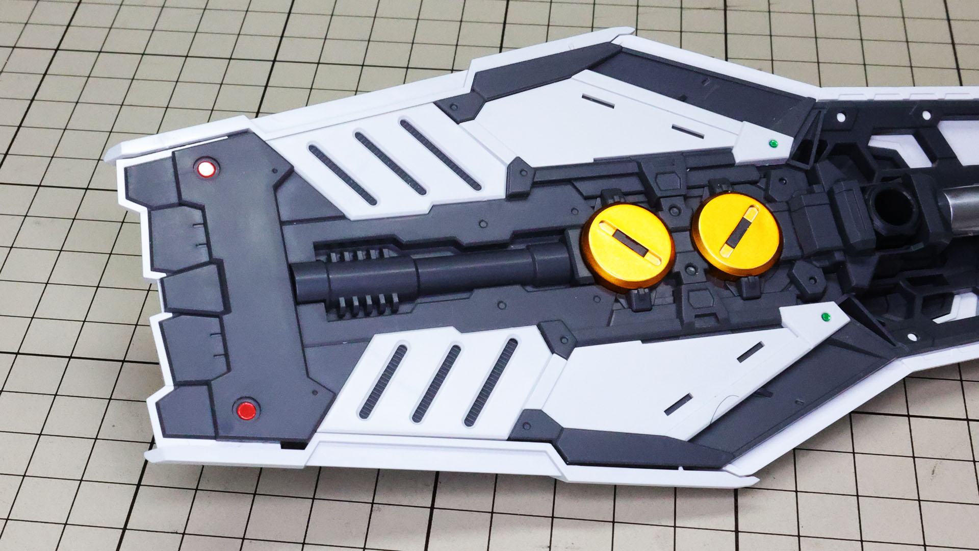 シールド裏にメタリック3Dシールを貼りディテールを追加します