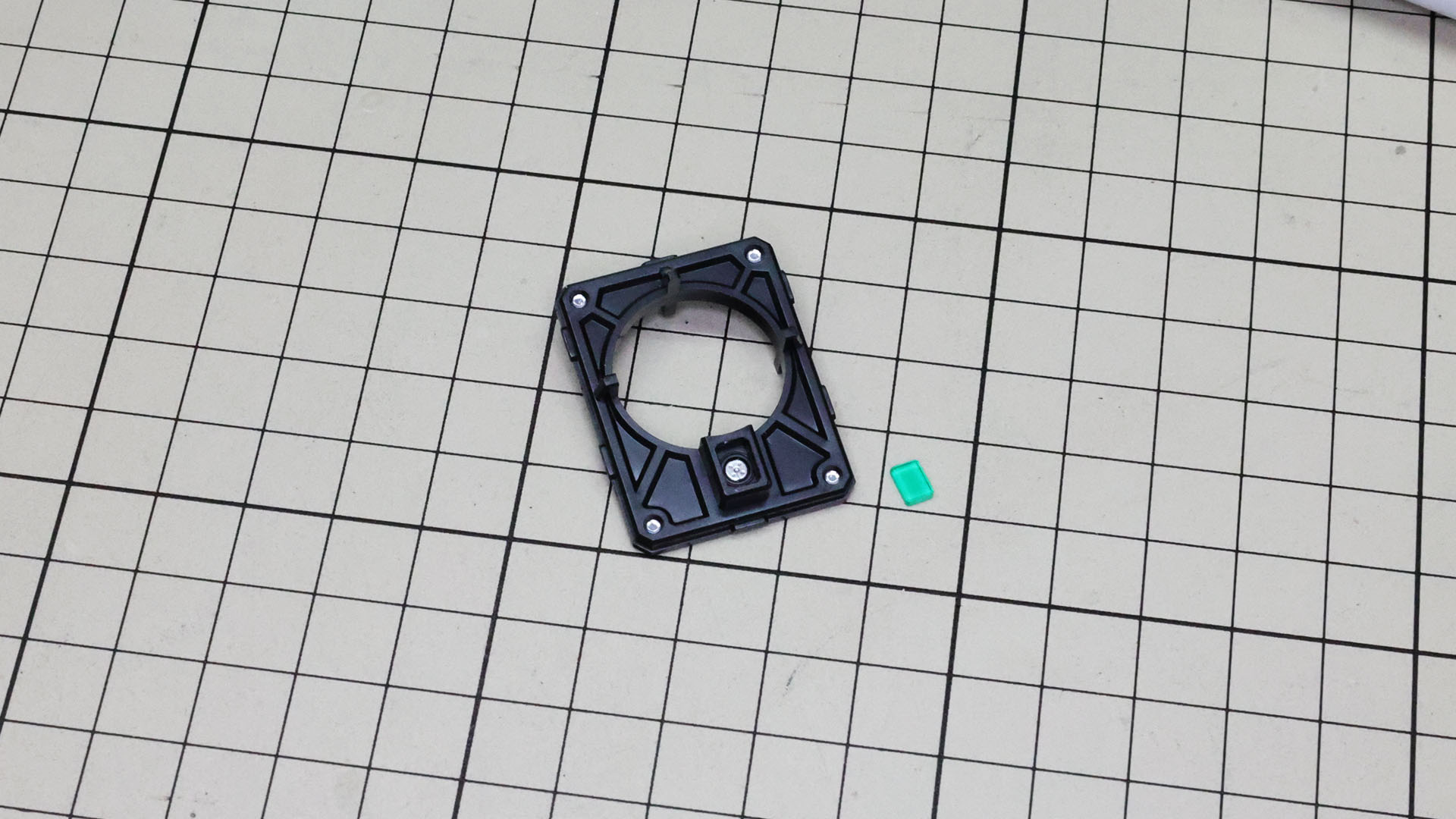 砲身にある小型のシールド的ディテールにメタリック3Dシールを貼ります。前側にはセンサー部もあります